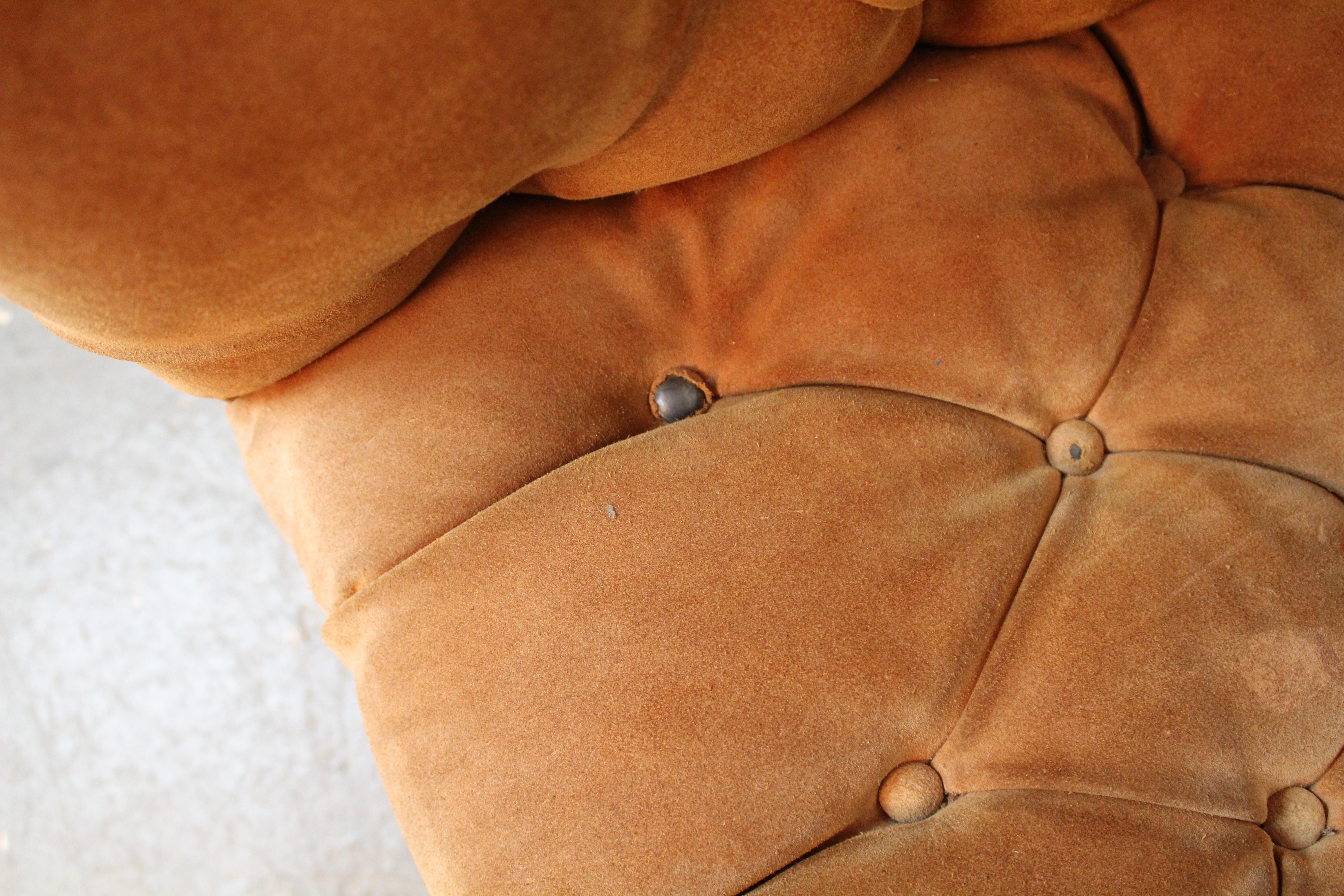 Mid-Century Vintage Caramel Suede Chesterfield Sofa For Sale 7