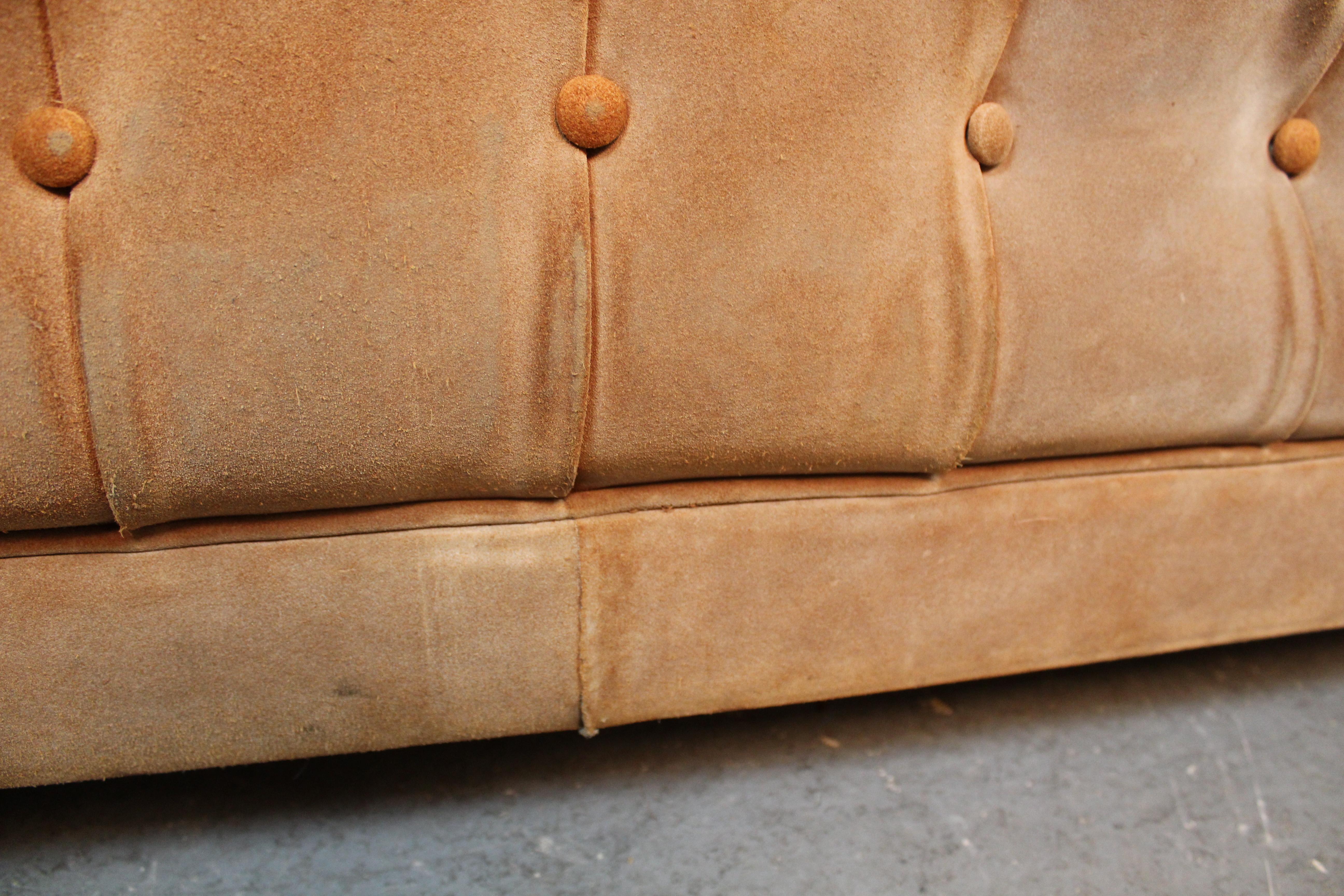 Mid-Century Vintage Chesterfield-Sofa aus Karamell-Wildleder in Karamell im Angebot 9