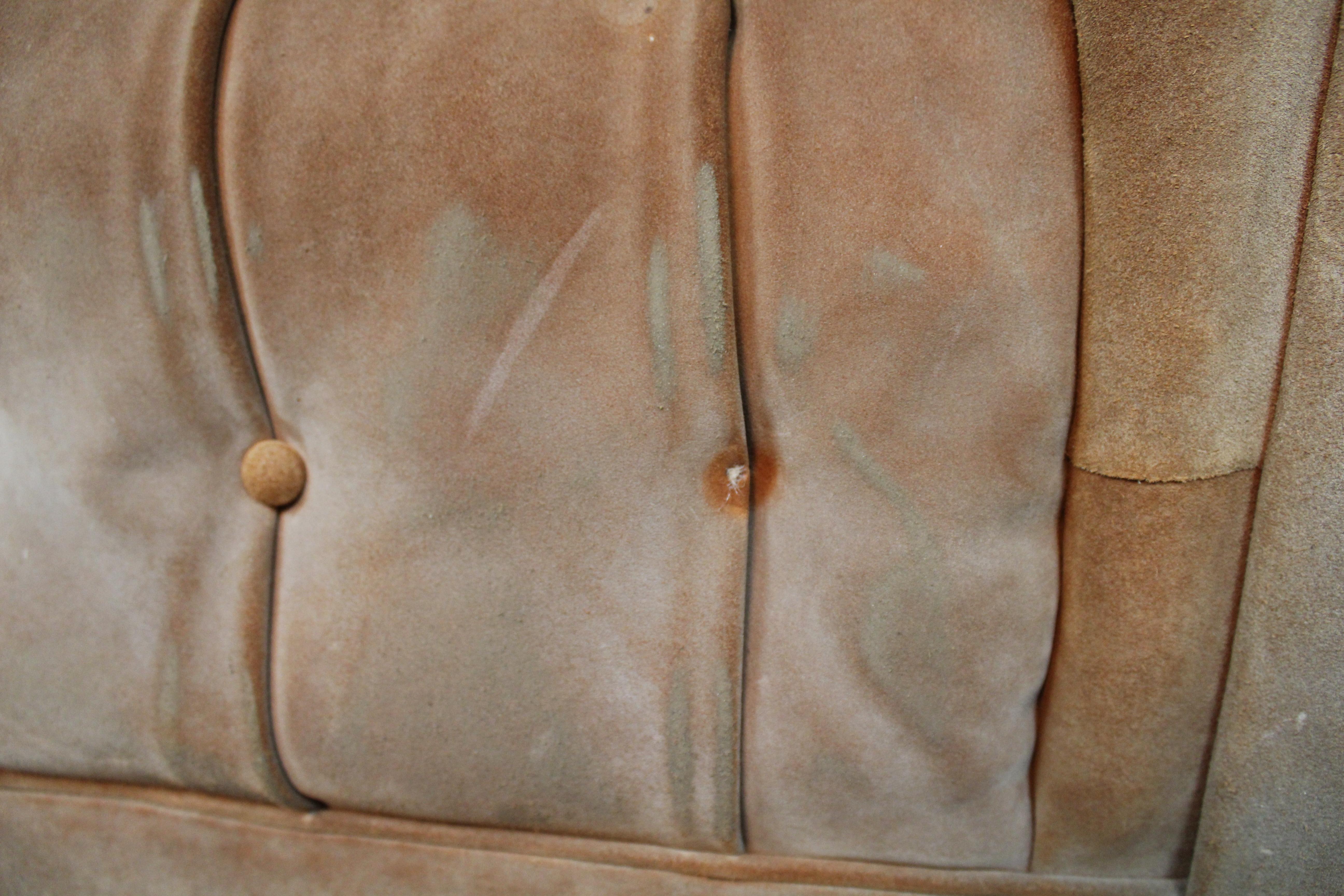 Mid-Century Vintage Chesterfield-Sofa aus Karamell-Wildleder in Karamell im Angebot 10
