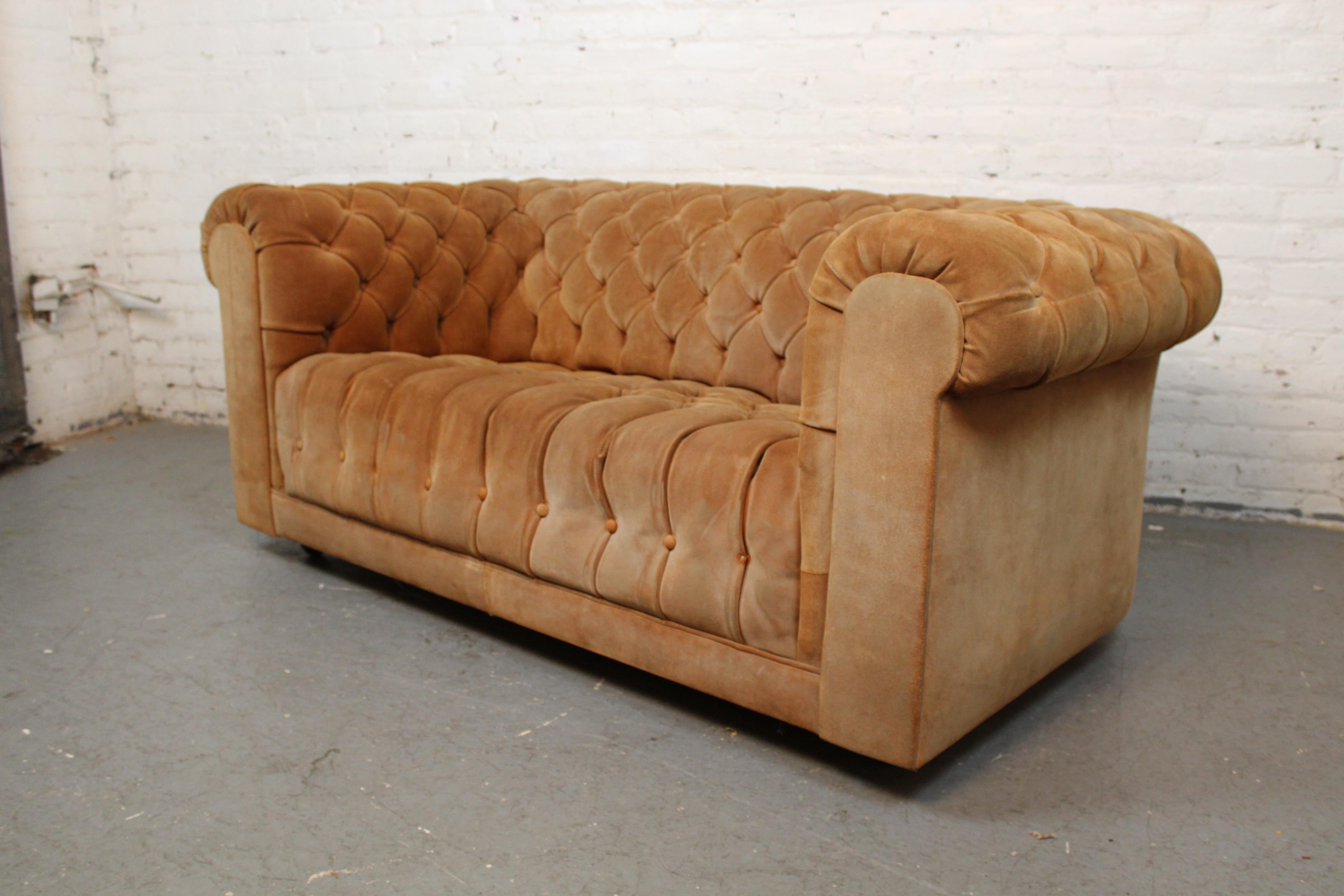 Mid-Century Vintage Caramel Suede Chesterfield Sofa For Sale 13