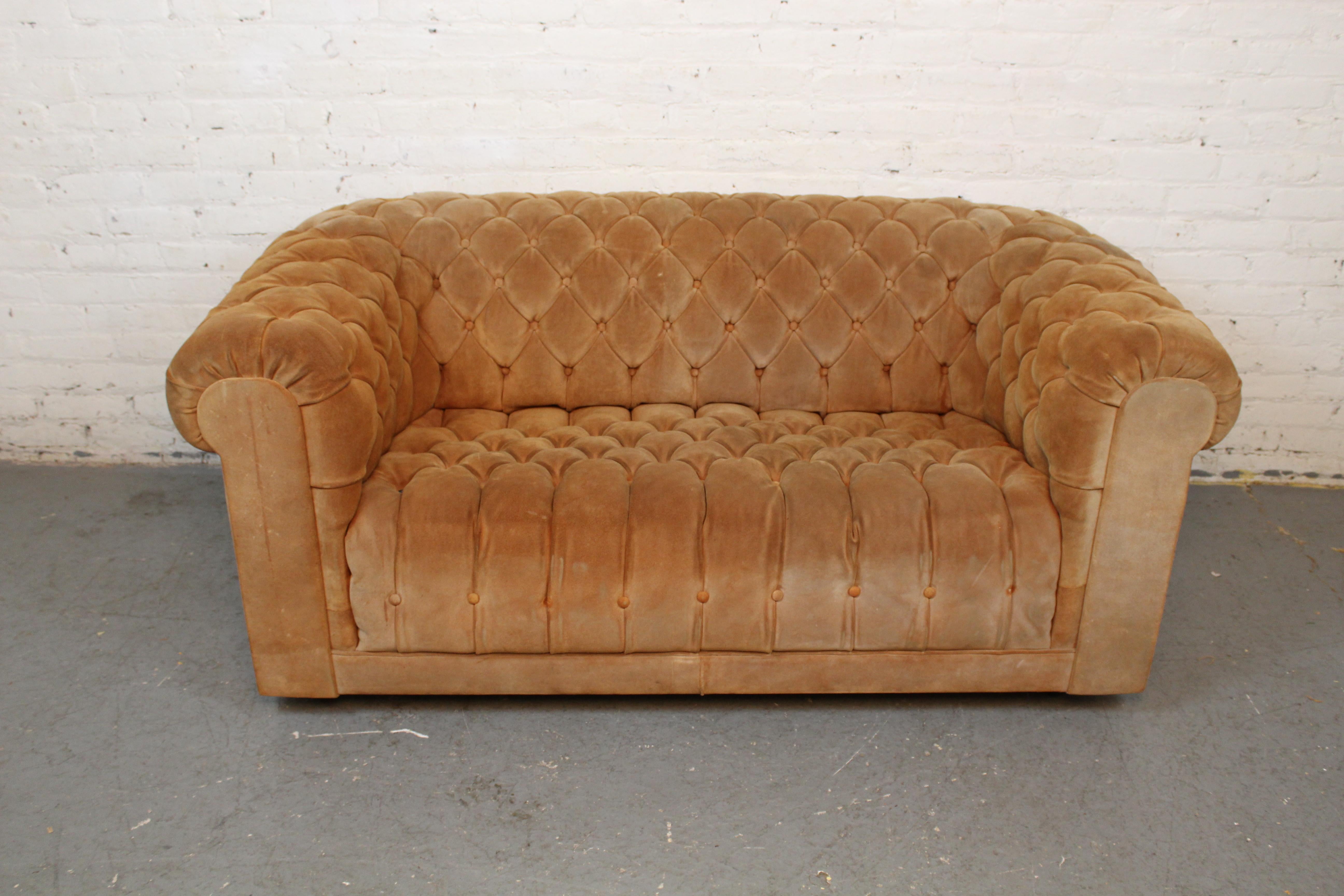 Finden Sie selbst heraus, was das Chesterfield zum weltweit beliebtesten Sofa aller Zeiten gemacht hat - mit diesem schönen Zweisitzer aus Wildleder aus der Mitte des Jahrhunderts! Das ikonische Design geht auf Lord Philip Stanhope aus dem England