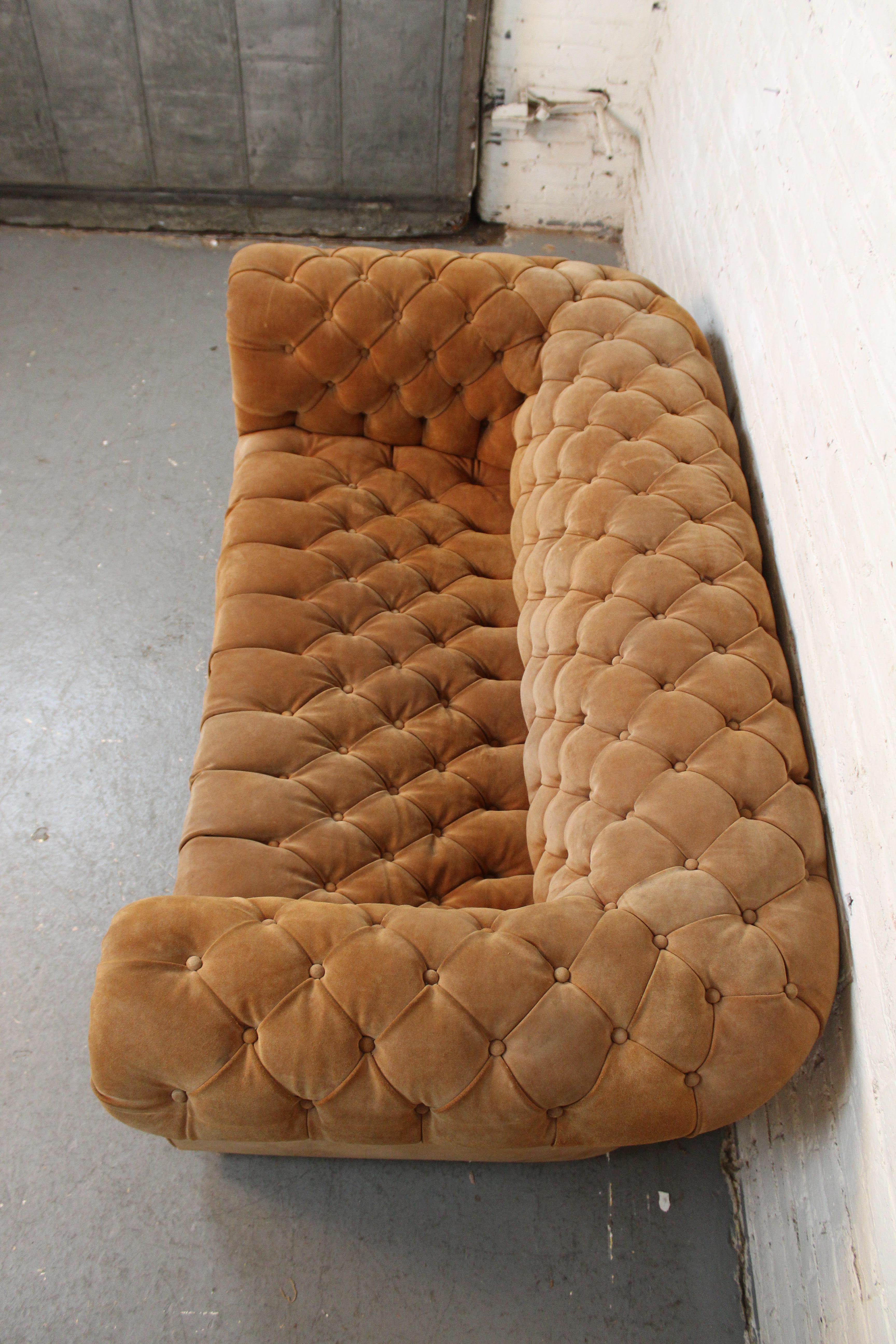 Mid-Century Vintage Chesterfield-Sofa aus Karamell-Wildleder in Karamell (20. Jahrhundert) im Angebot