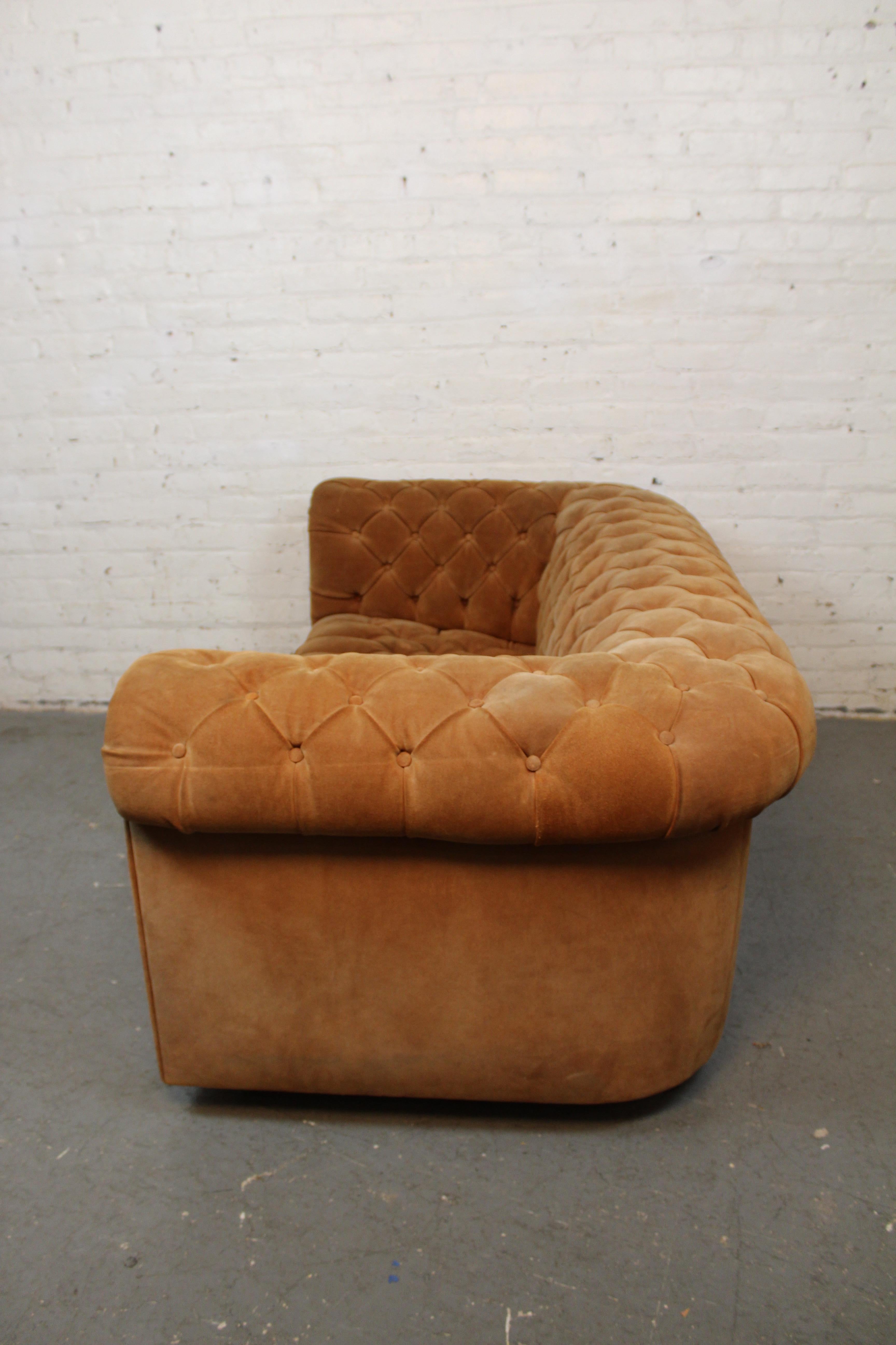 Mid-Century Vintage Chesterfield-Sofa aus Karamell-Wildleder in Karamell (Metall) im Angebot