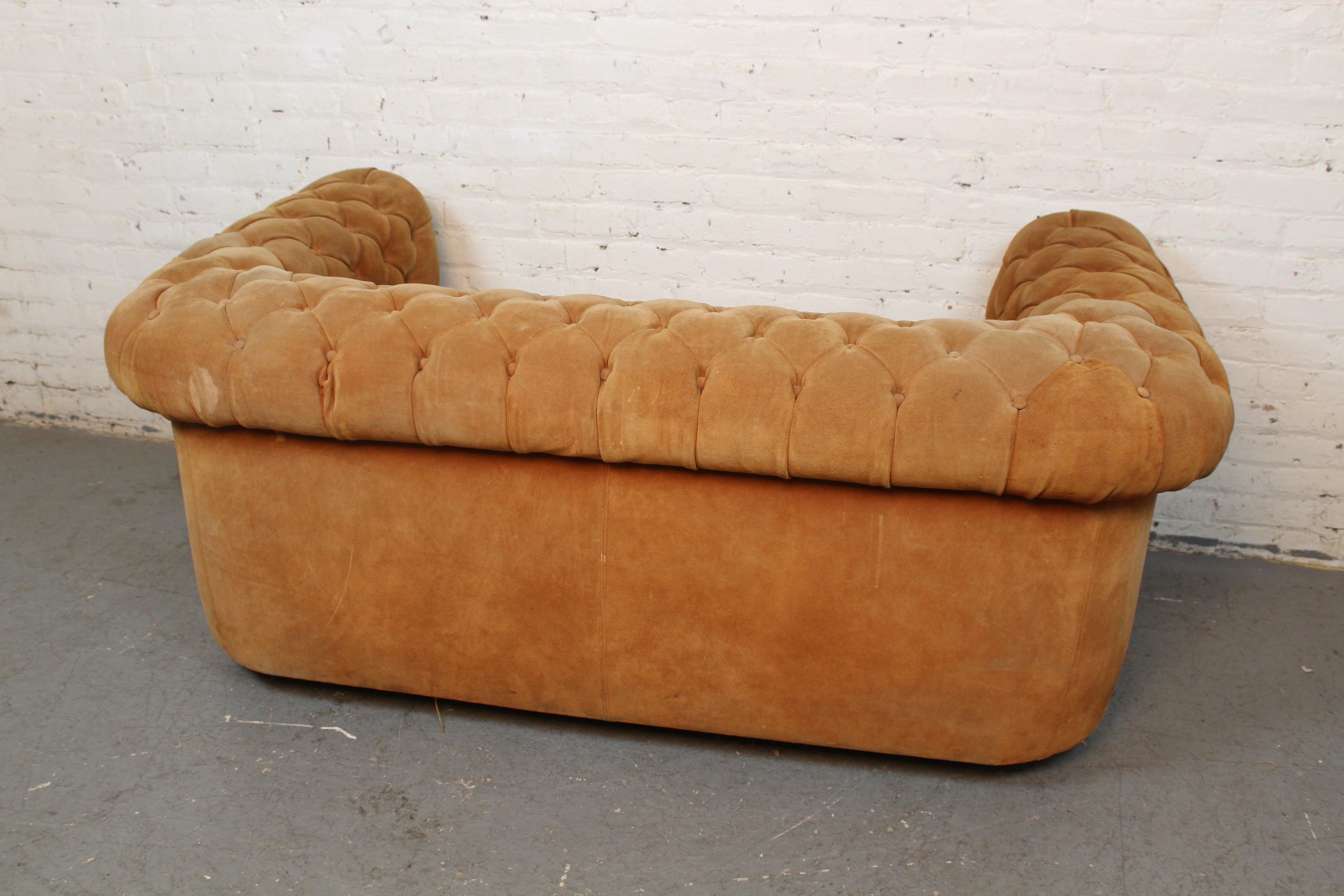 Mid-Century Vintage Chesterfield-Sofa aus Karamell-Wildleder in Karamell im Angebot 1