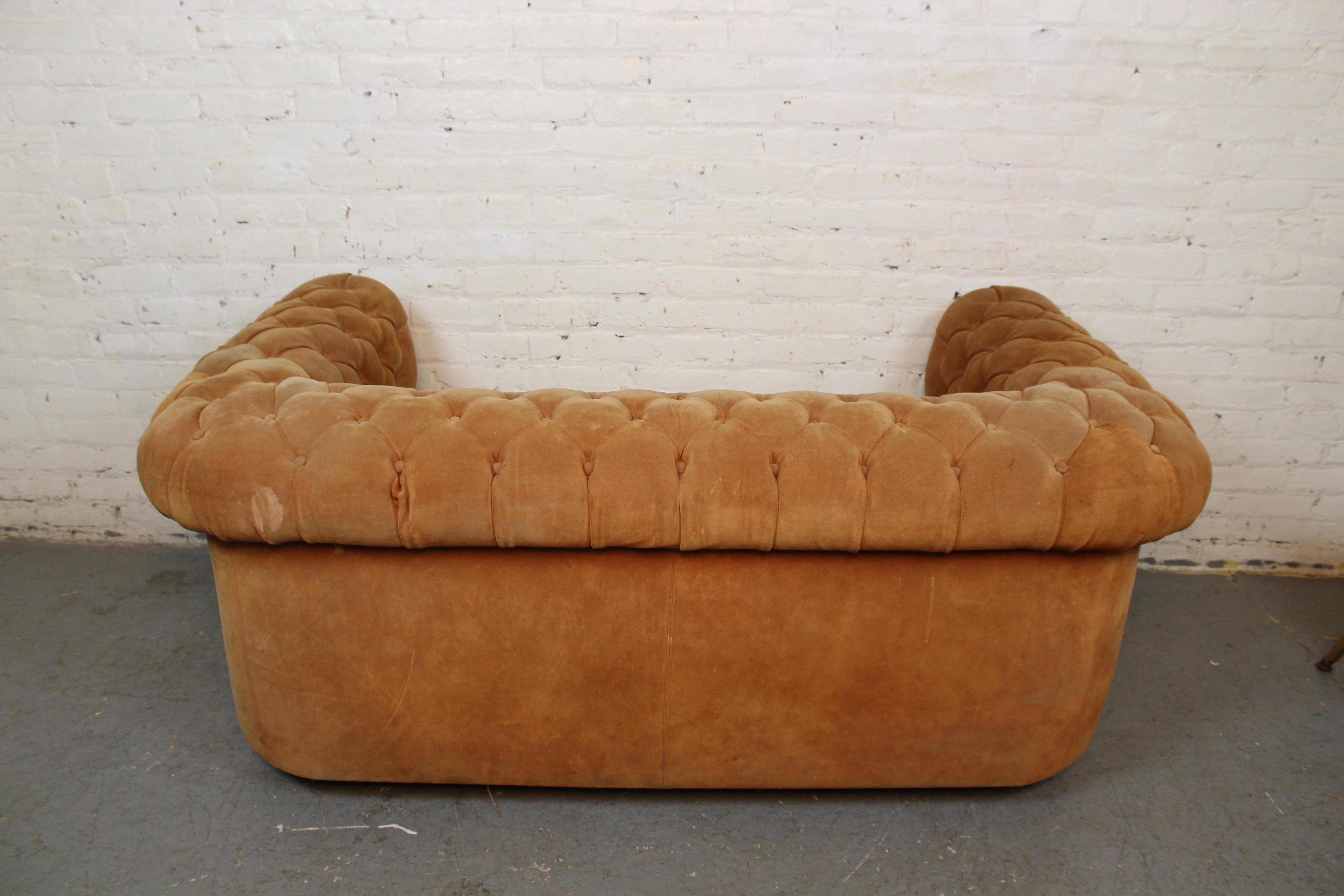 Mid-Century Vintage Chesterfield-Sofa aus Karamell-Wildleder in Karamell im Angebot 2