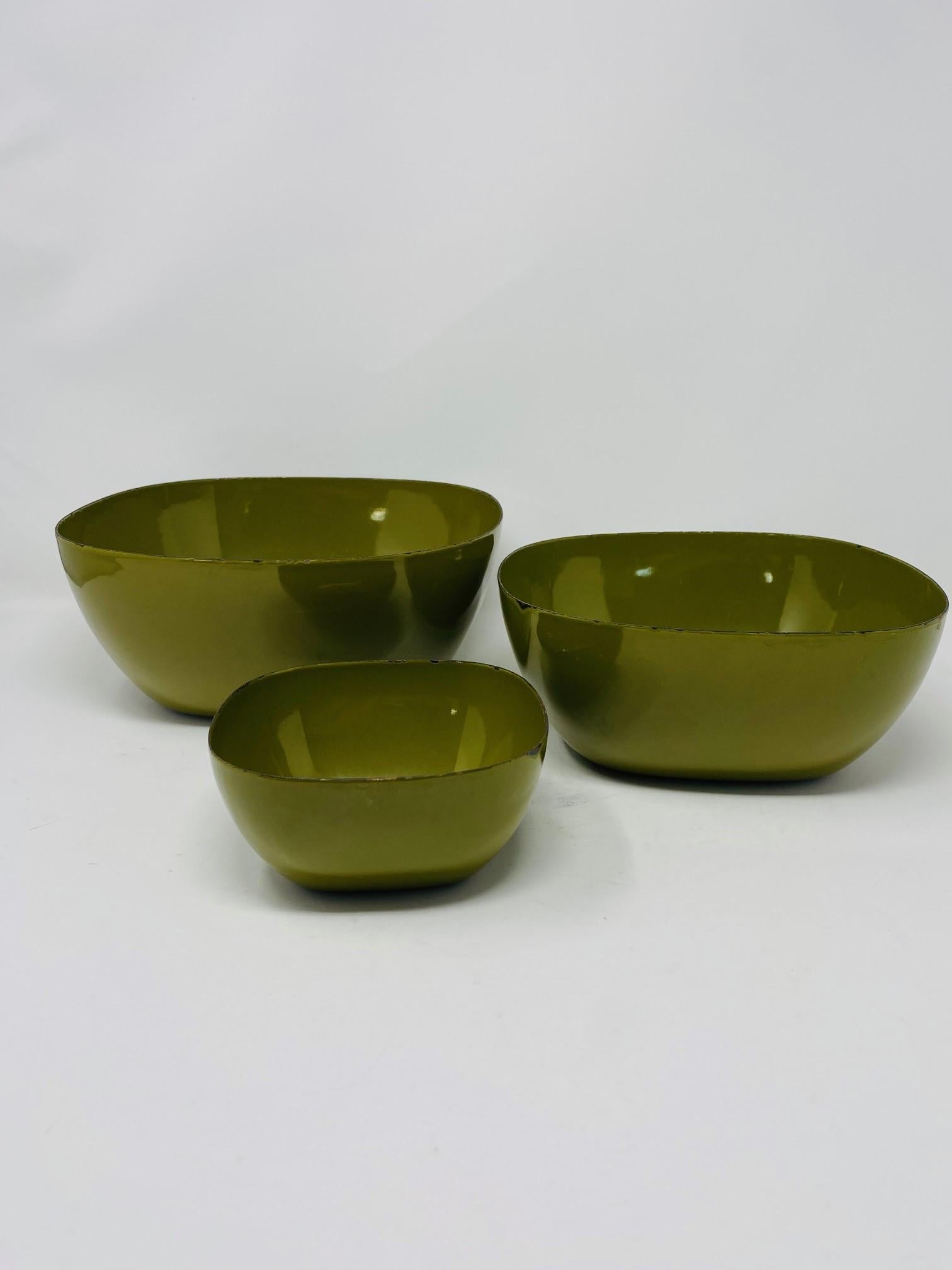 Mid Century Vintage Cathrineholm Enamelware Nesting Bowls Set of 3 Holland In Good Condition For Sale In San Diego, CA