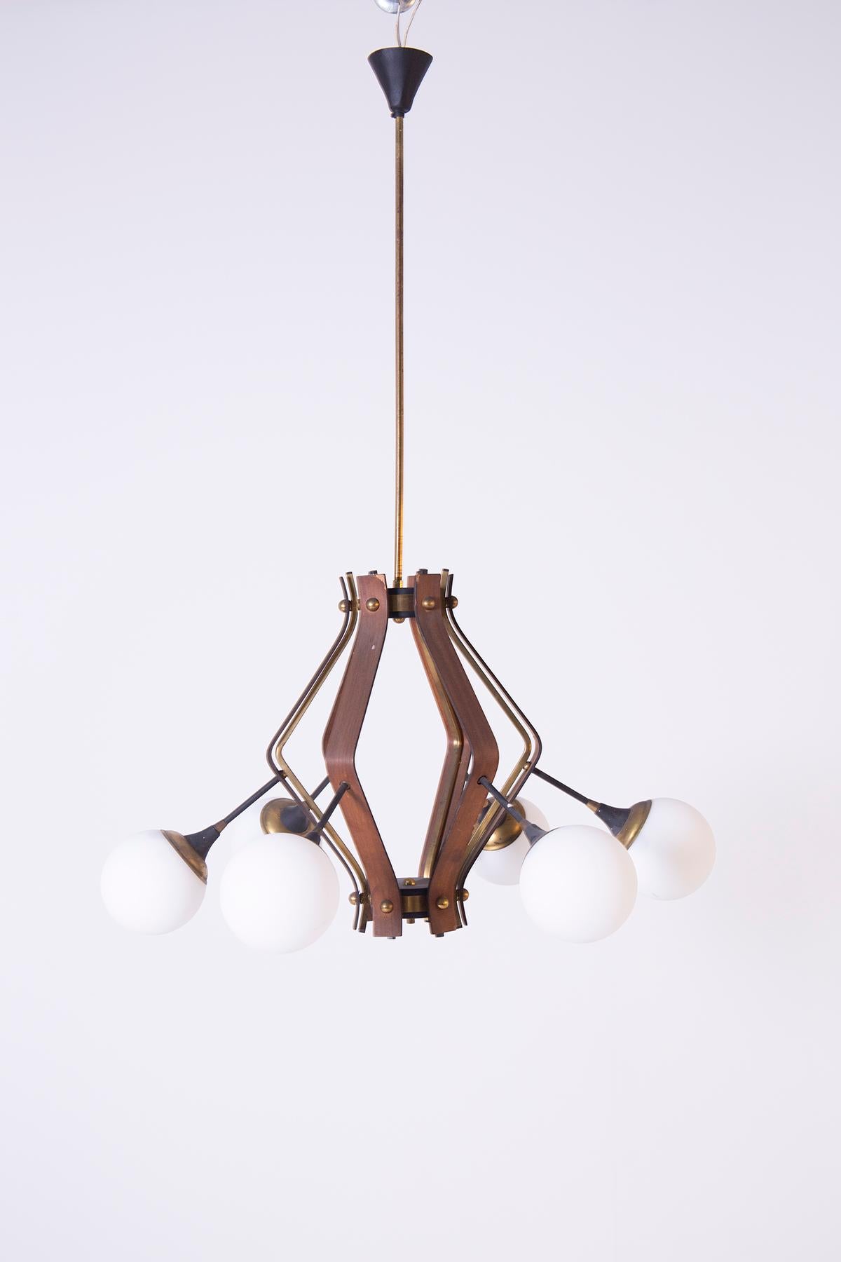 Wonderful vintage ceiling chandelier in brass, wood, glass and aluminum from the 1950s.
The structure of the vintage ceiling chandelier has a very special shape, all made of wood and brass, from which the six arms of the chandelier are connected