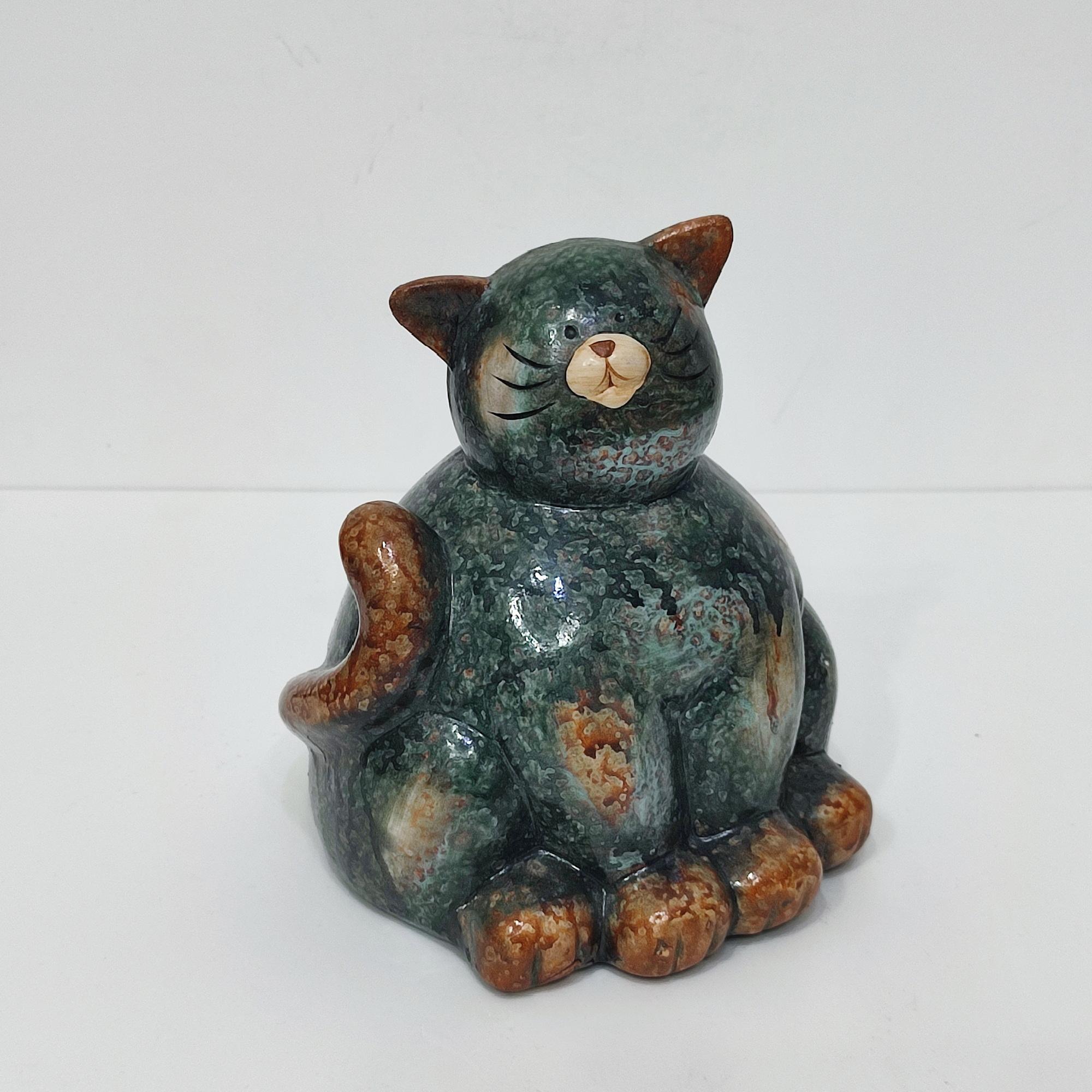 Mid-Century moderno Figurina di gatto grasso divertente in ceramica vintage di metà secolo - smalto verde e marrone screziato in vendita