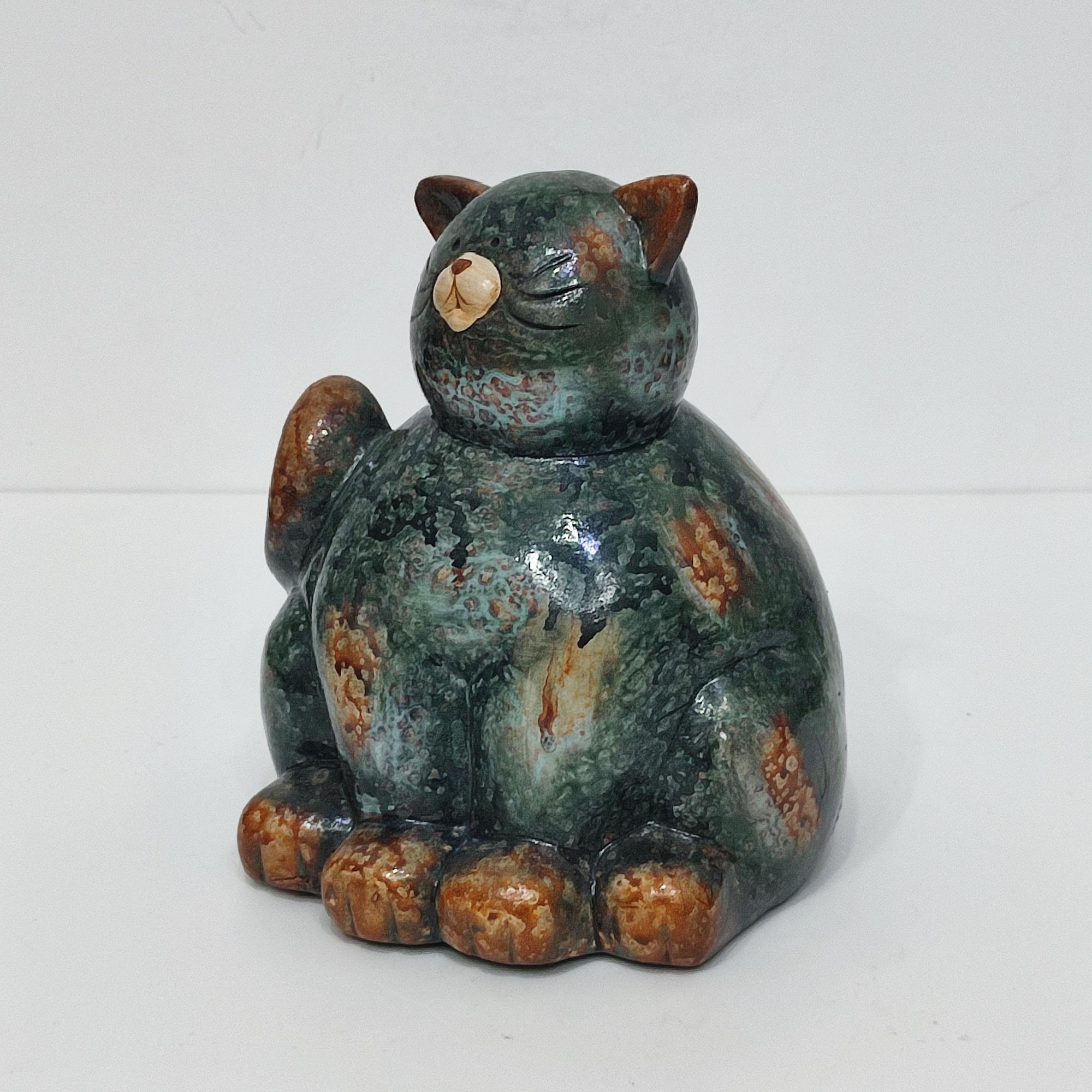 Giapponese Figurina di gatto grasso divertente in ceramica vintage di metà secolo - smalto verde e marrone screziato in vendita