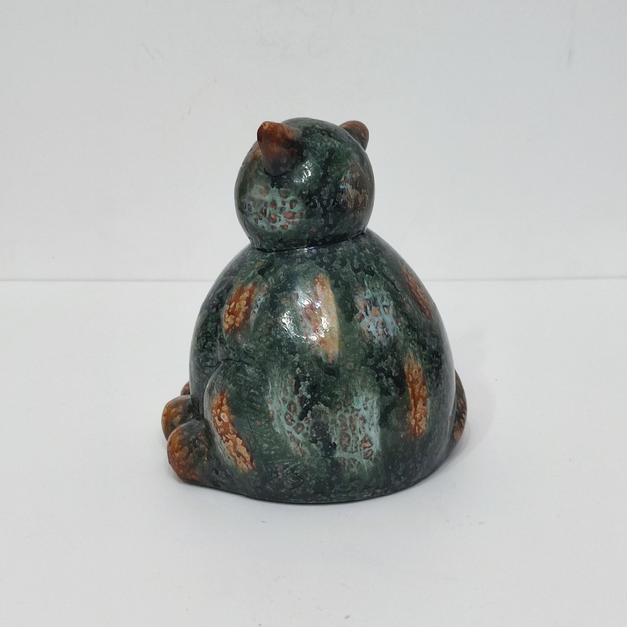 Fatto a mano Figurina di gatto grasso divertente in ceramica vintage di metà secolo - smalto verde e marrone screziato in vendita