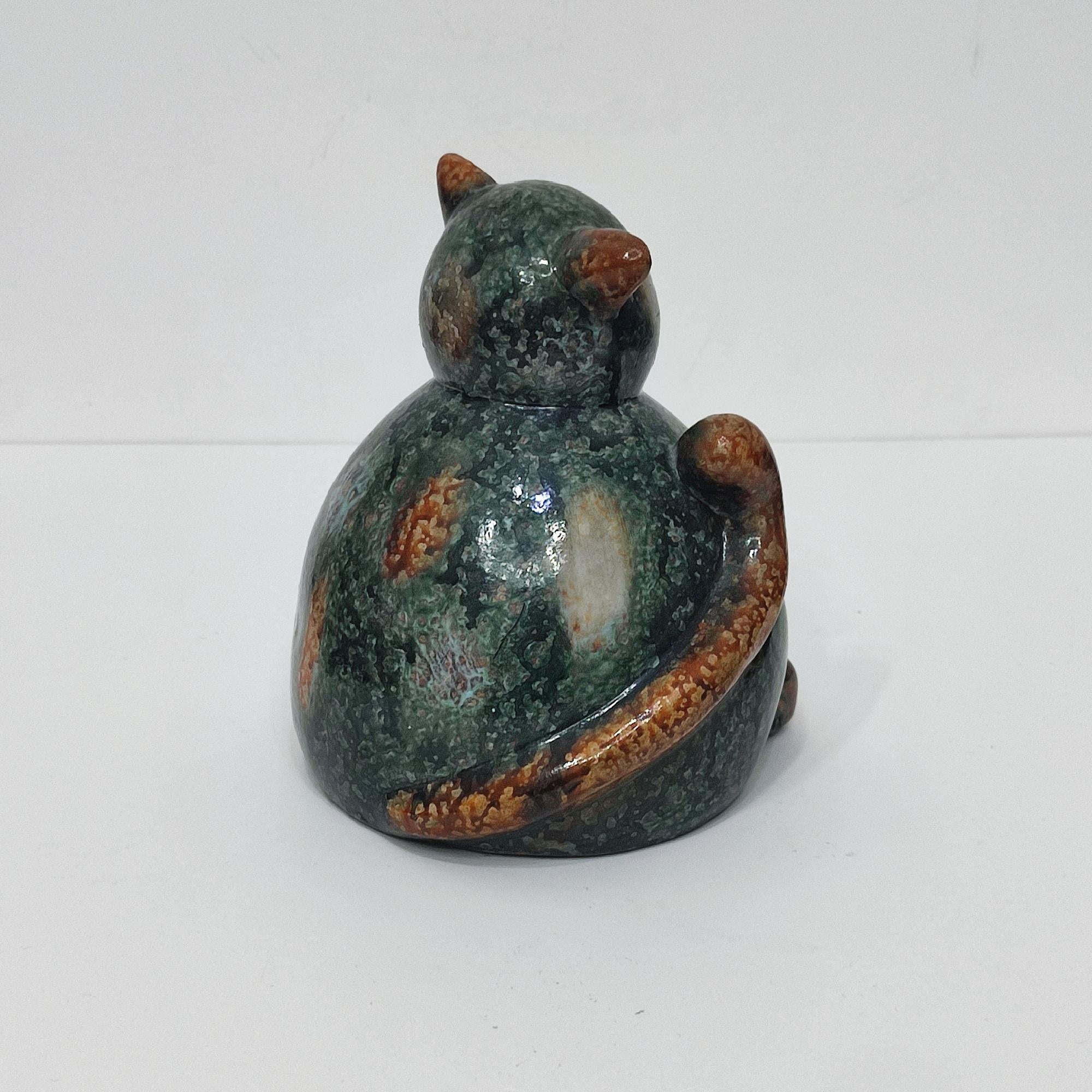 Figurina di gatto grasso divertente in ceramica vintage di metà secolo - smalto verde e marrone screziato In condizioni ottime in vendita a Bochum, NRW