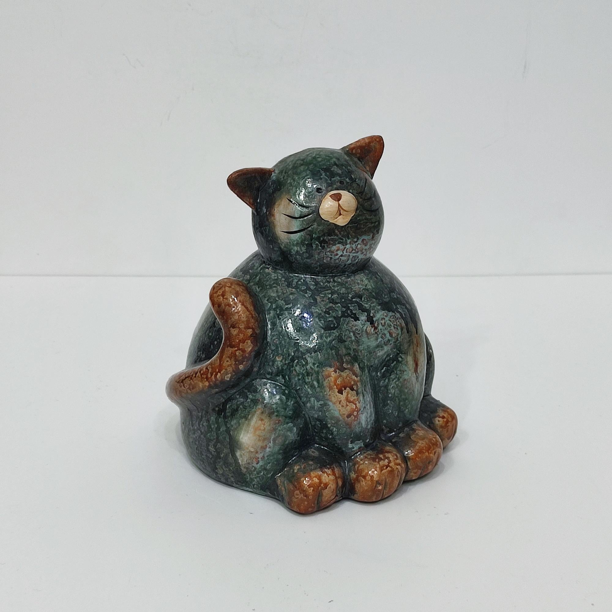 Metà XX secolo Figurina di gatto grasso divertente in ceramica vintage di metà secolo - smalto verde e marrone screziato in vendita