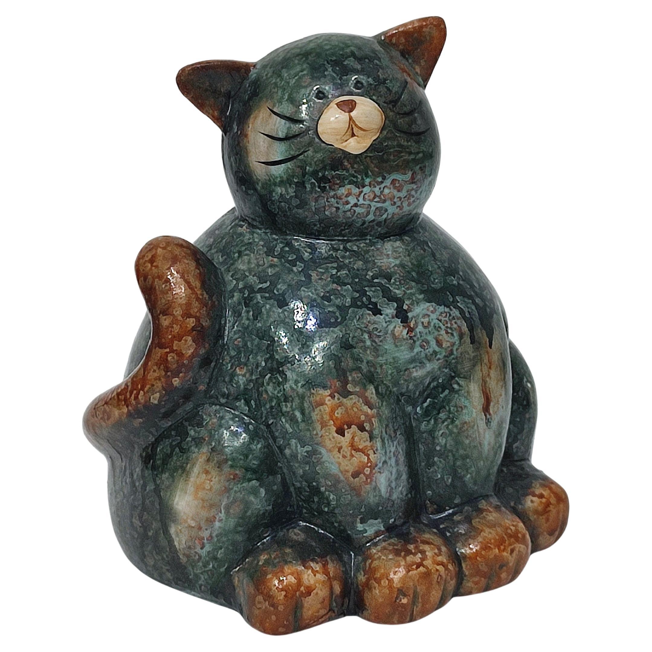 Figurina di gatto grasso divertente in ceramica vintage di metà secolo - smalto verde e marrone screziato in vendita