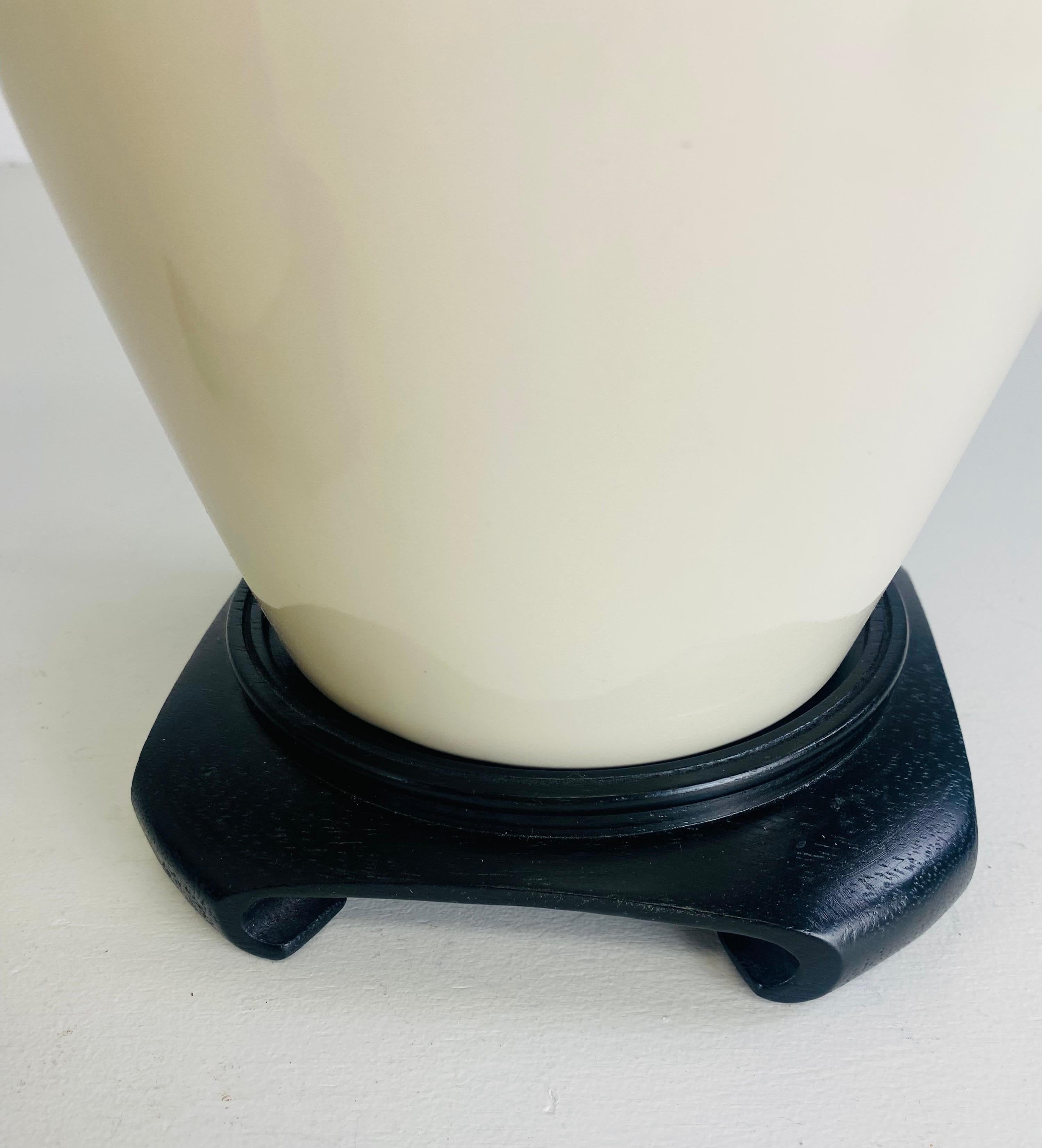 Dies ist ein Paar von Mitte des Jahrhunderts Jahrgang chinesischen Export Blanc de chin Vasen. Diese eleganten Vasen stehen auf klassischen schwarzen chinesischen Sockeln. Die Vasen haben eine weiche cremefarbene Glasur und wurden 1970 aus China