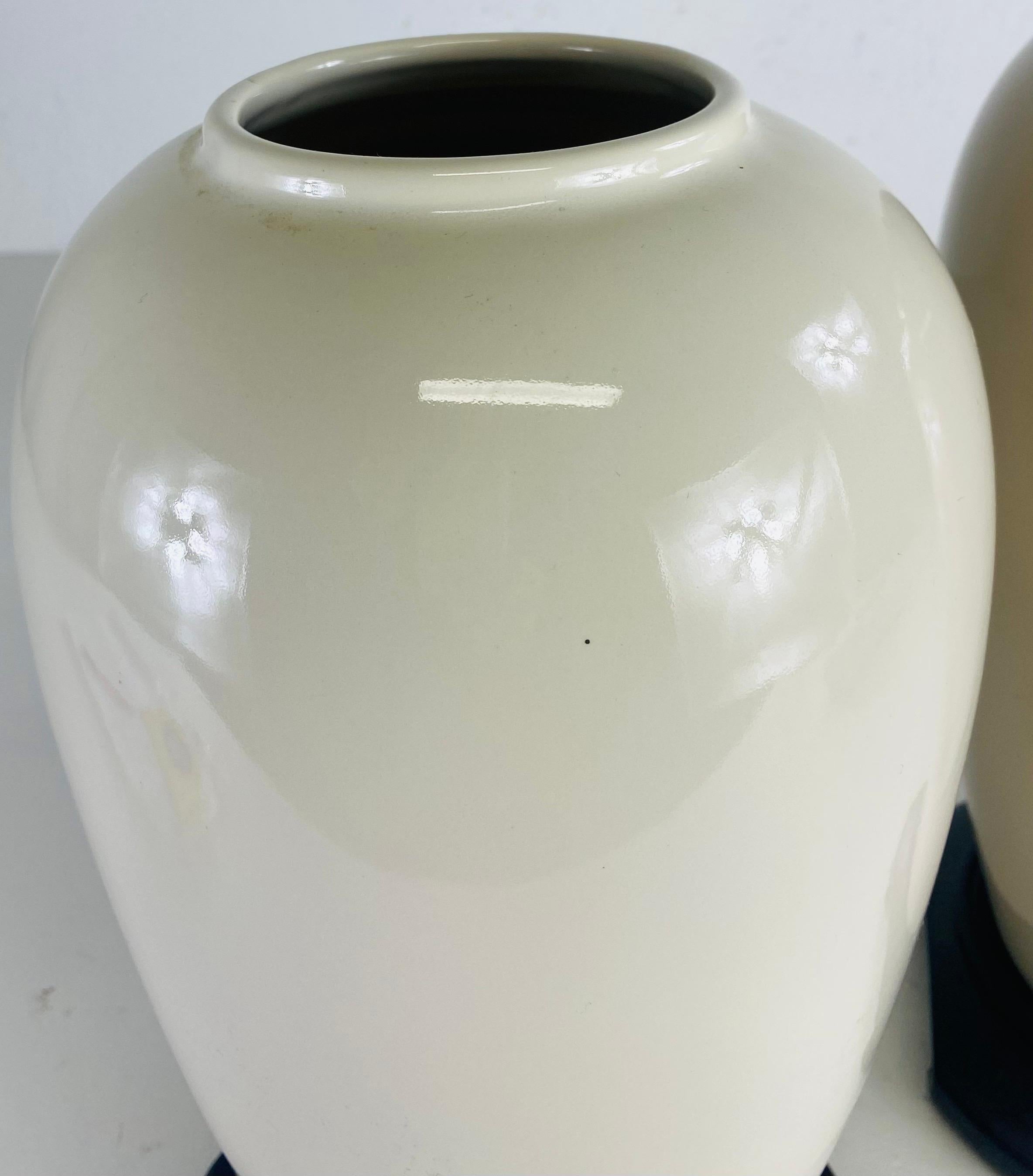 Chinesische Exportvasen Blanc de chin/Paar aus der Mitte des Jahrhunderts (Chinesischer Export) im Angebot