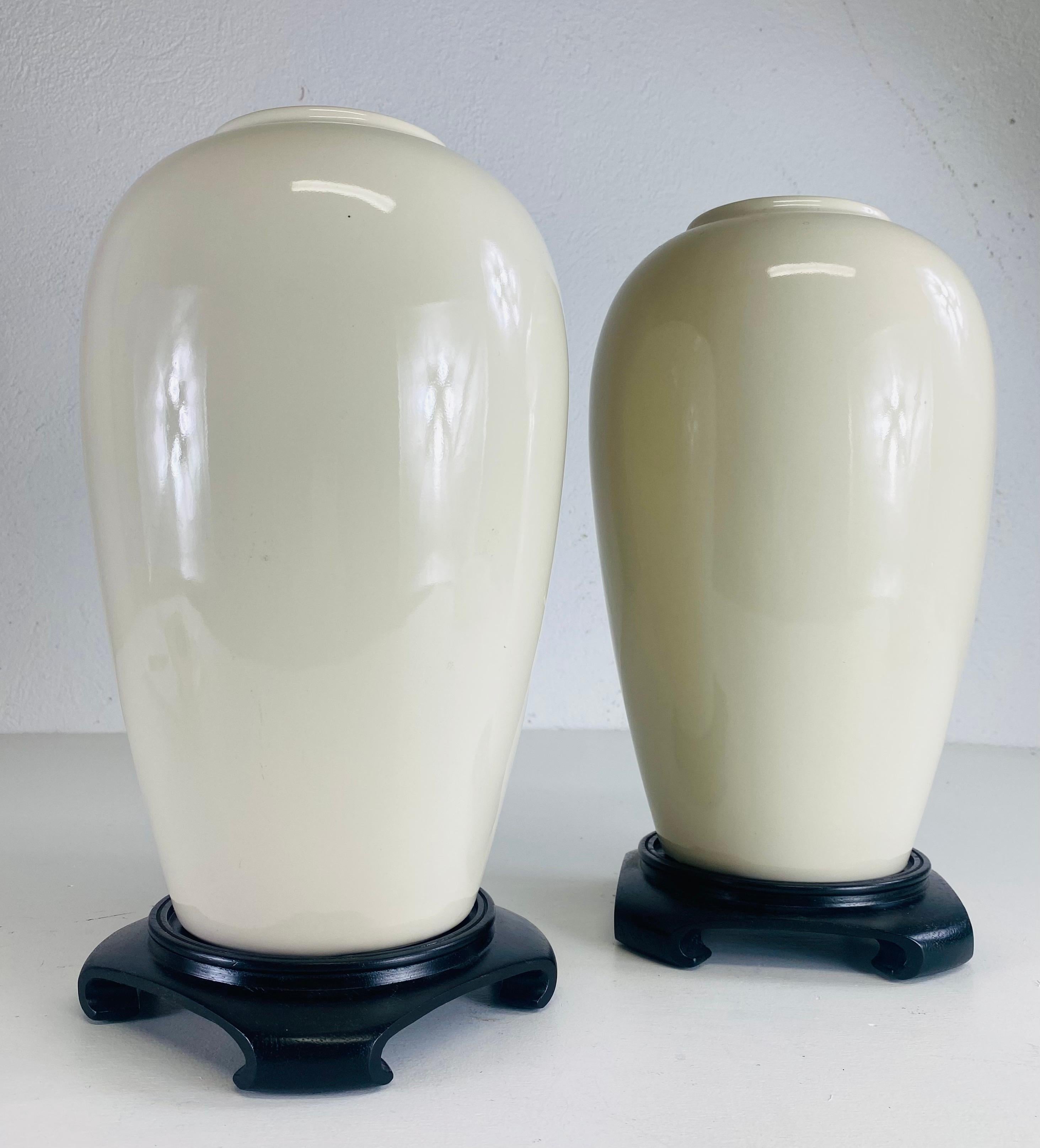 Chinesische Exportvasen Blanc de chin/Paar aus der Mitte des Jahrhunderts (Handgefertigt) im Angebot