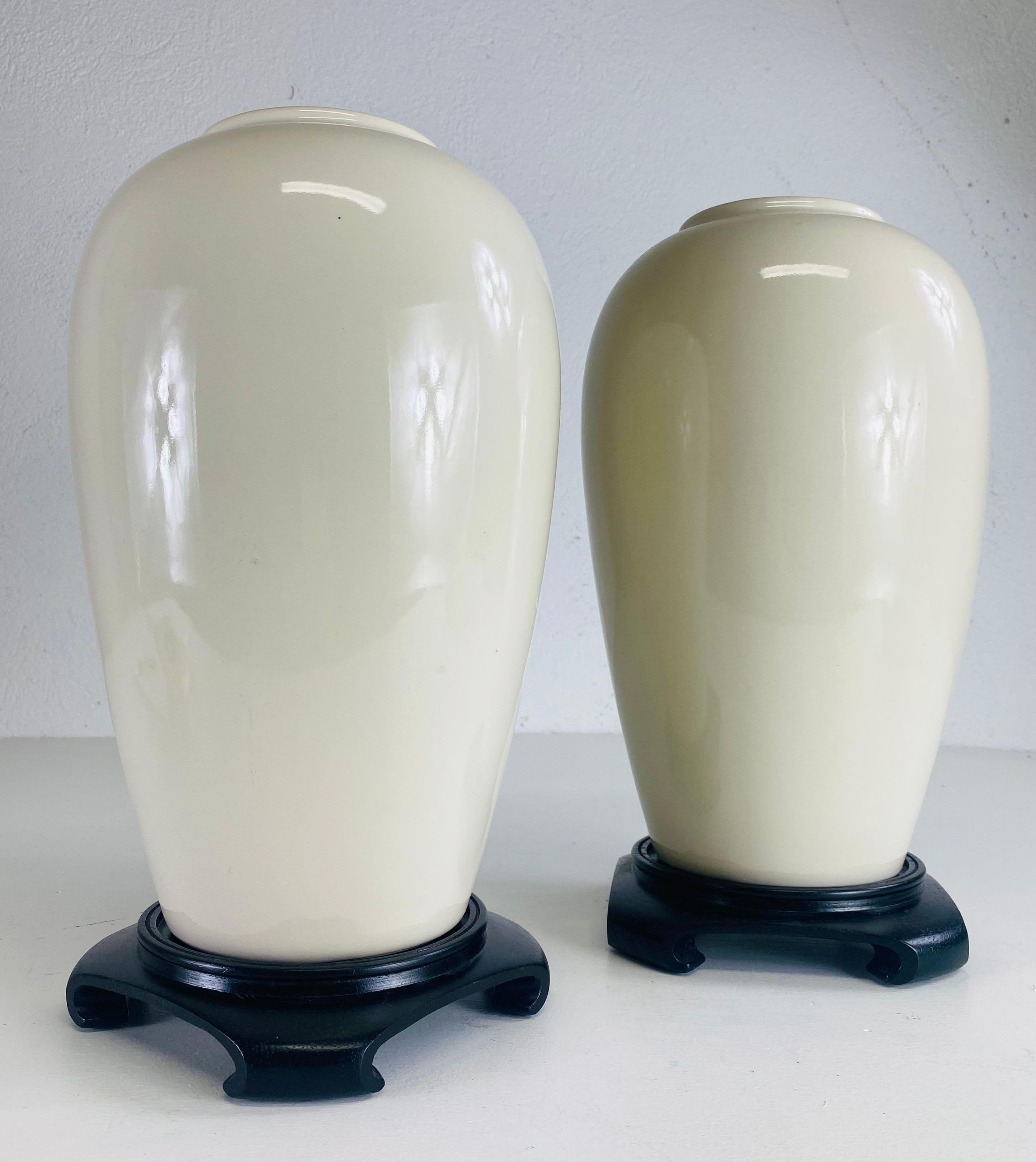 Chinesische Exportvasen Blanc de chin/Paar aus der Mitte des Jahrhunderts im Angebot 1