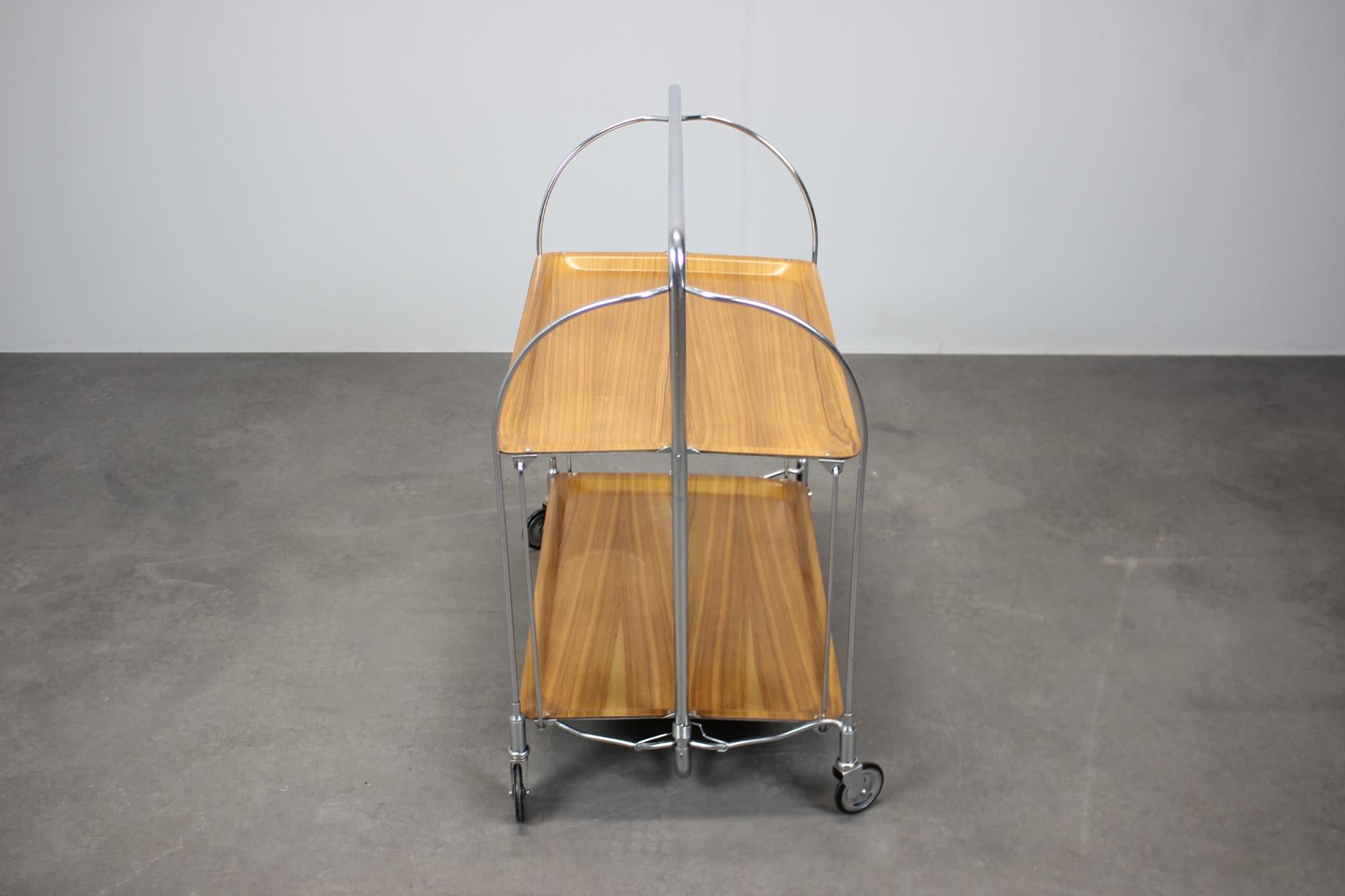 Carrello di servizio cromato e pieghevole di metà secolo, anni '50 In condizioni buone in vendita a Praha, CZ