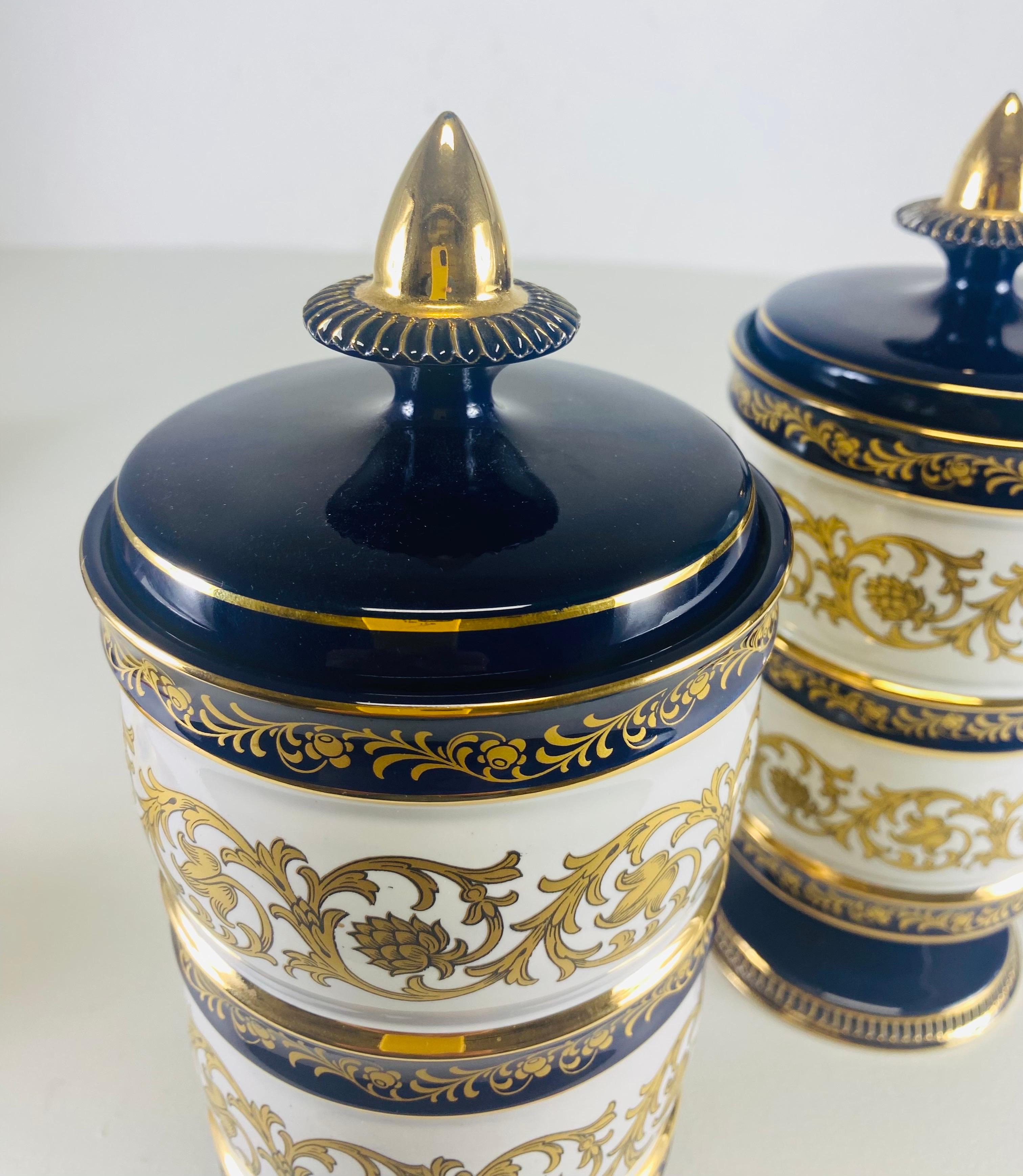 Presentiamo una coppia di eccezionali vasi in porcellana italiana con coperchio. Questa coppia di vasi ha uno smalto blu cobalto intenso con accenti crema e oro. Questa bella coppia di vasi in porcellana è stata realizzata in Italia nel 1950.