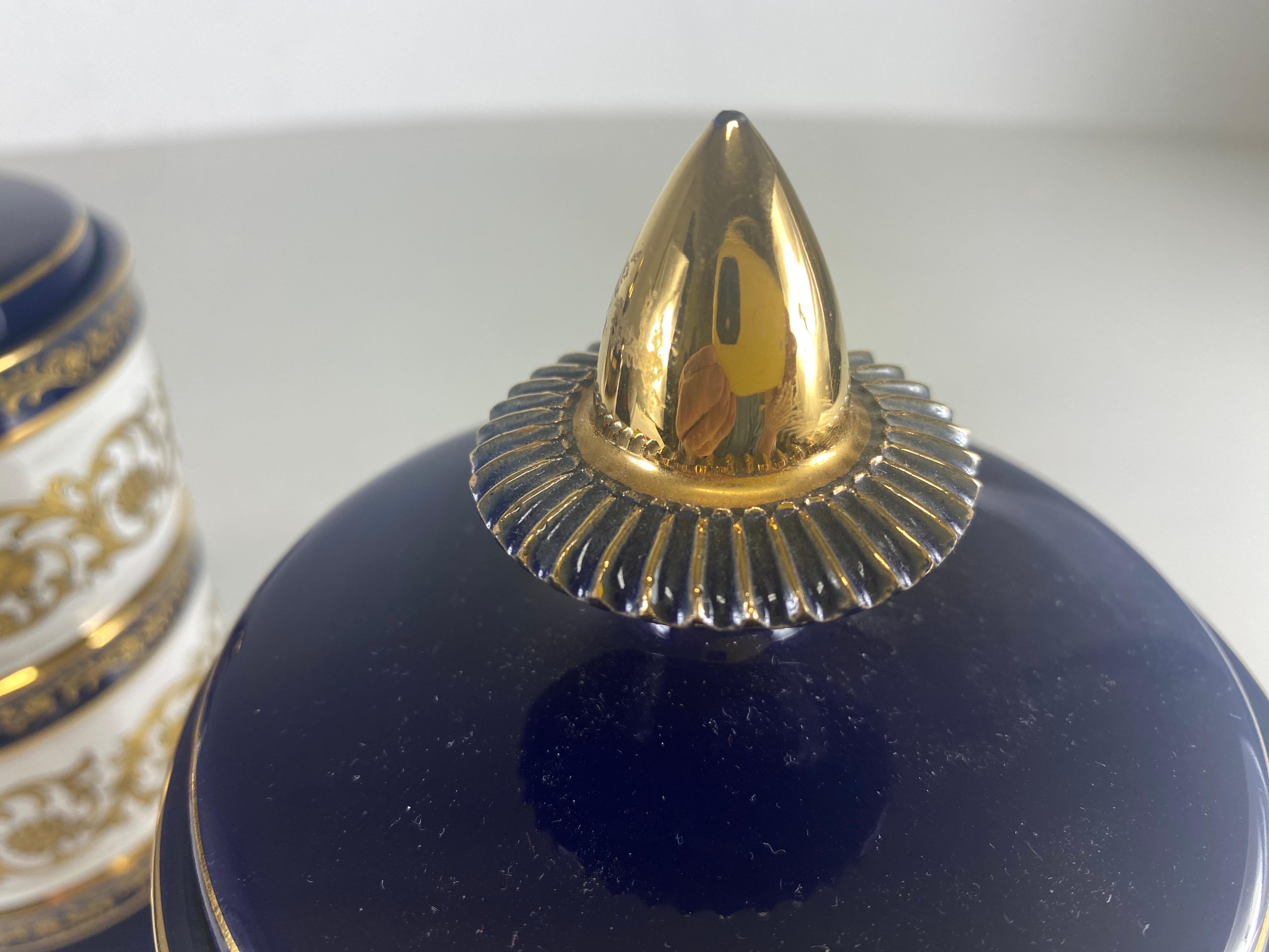 Italiano Barattoli di porcellana italiana blu cobalto e oro della metà del secolo scorso in vendita