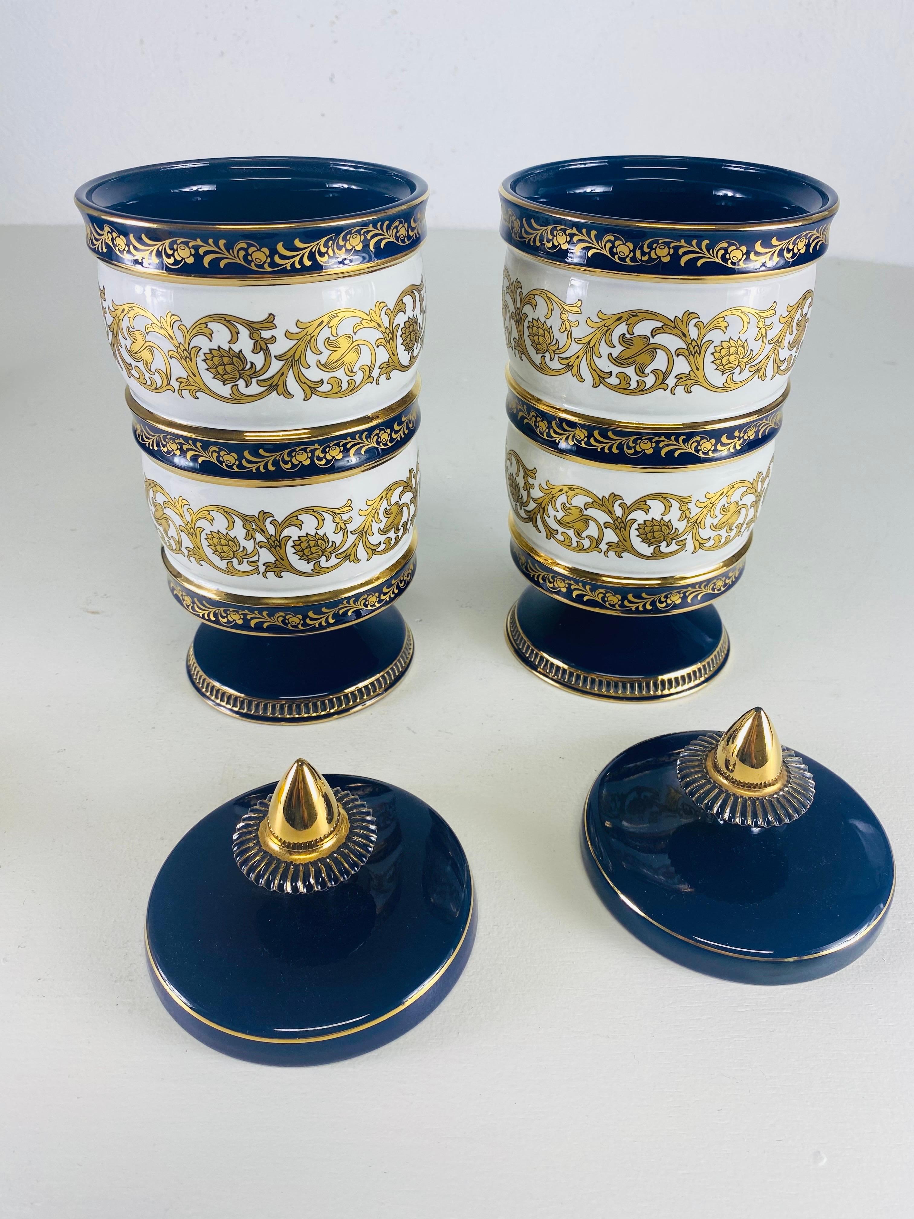 Barattoli di porcellana italiana blu cobalto e oro della metà del secolo scorso In condizioni buone in vendita a Allentown, PA