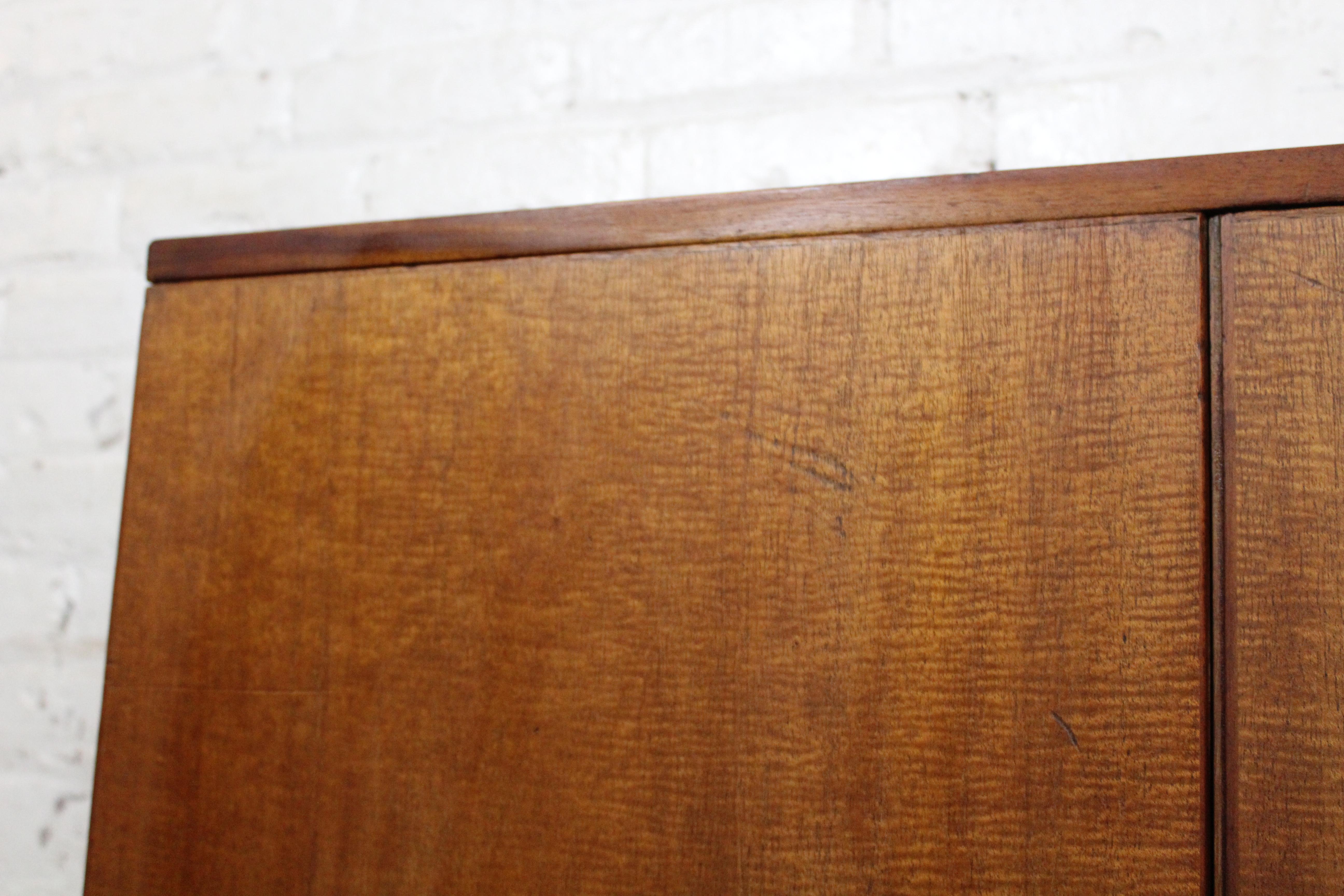 Mid-Century Vintage Crown Estate Englisches Kabinett 9