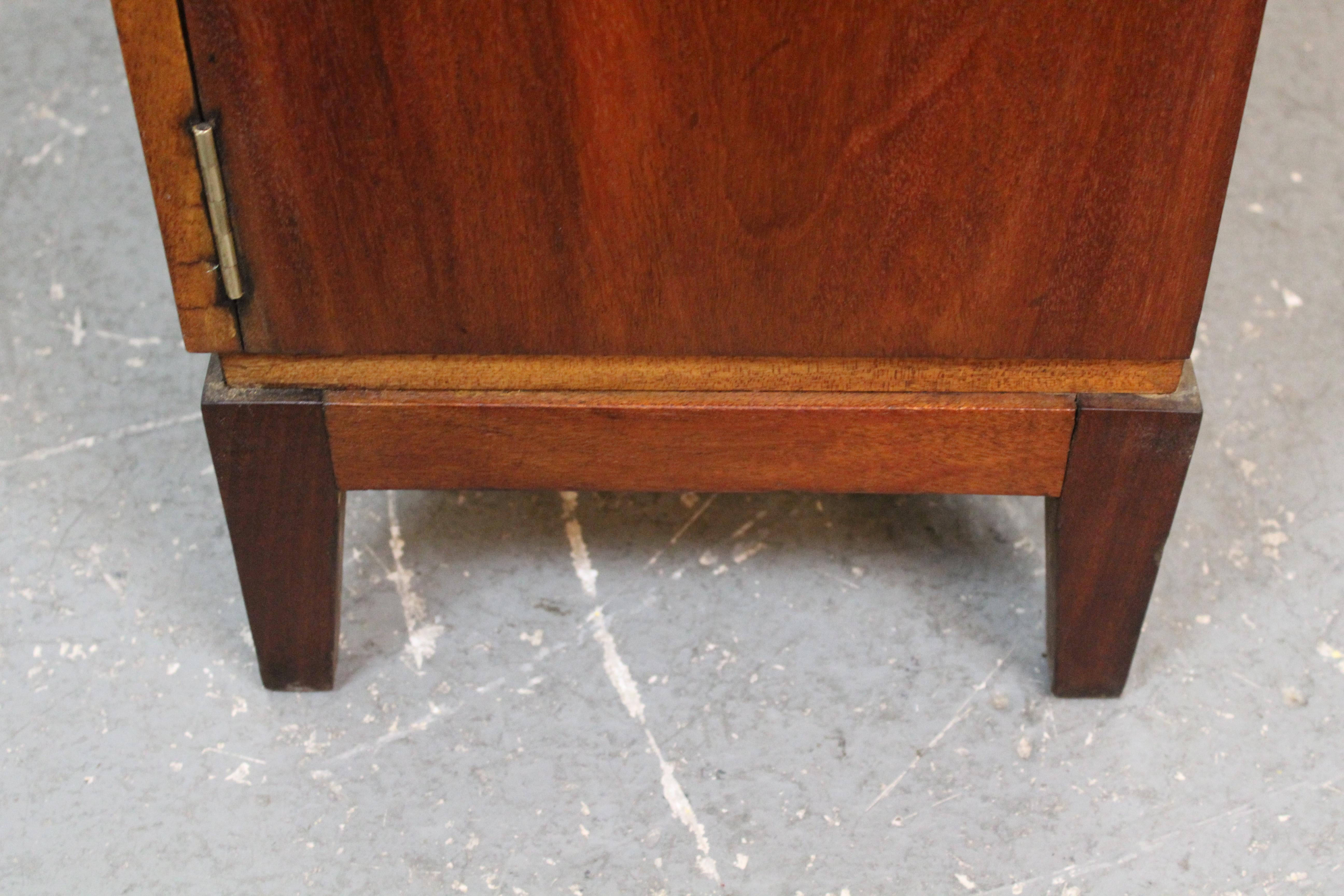 Mid-Century Vintage Crown Estate Englisches Kabinett 10