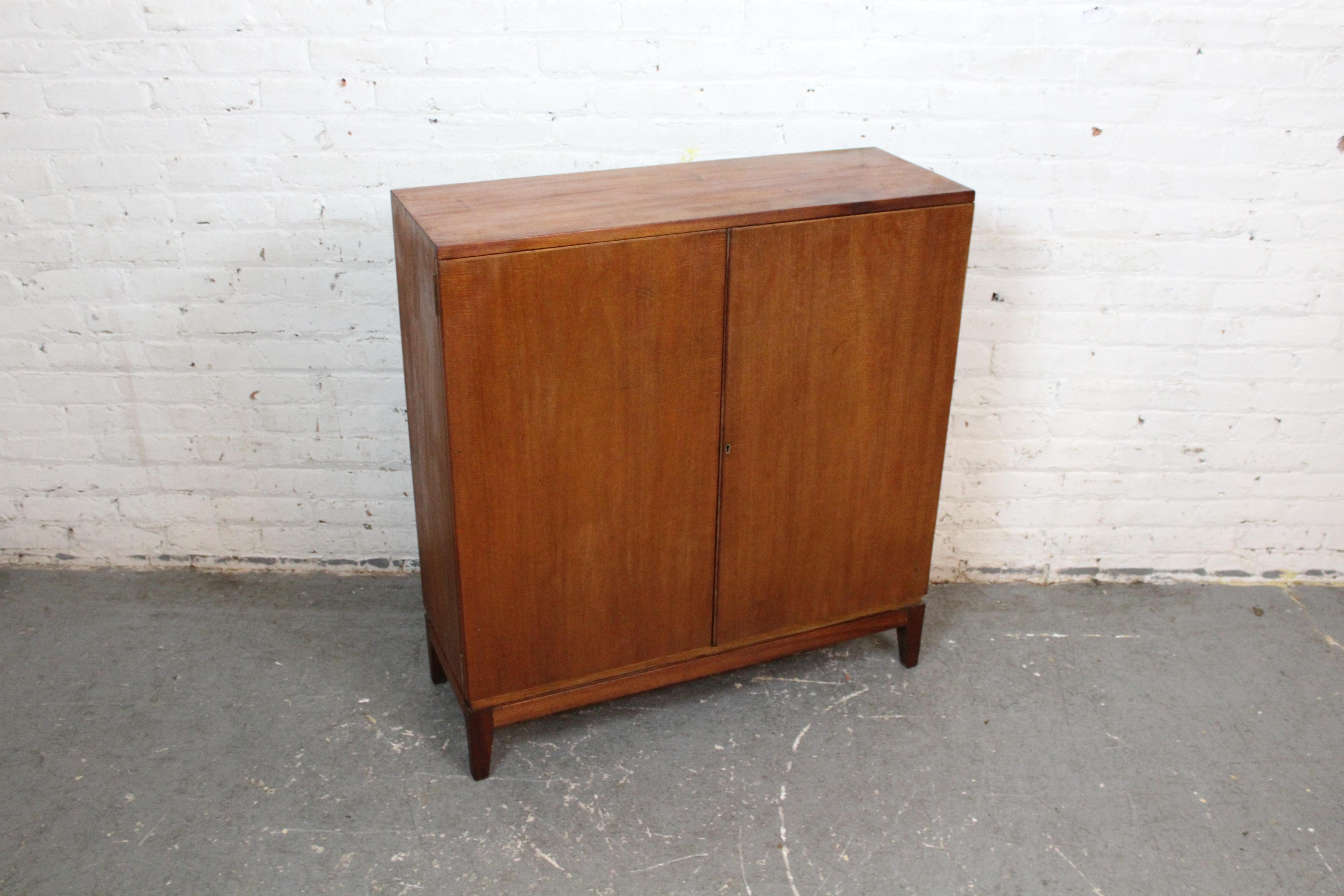 Mid-Century Vintage Crown Estate Englisches Kabinett 13