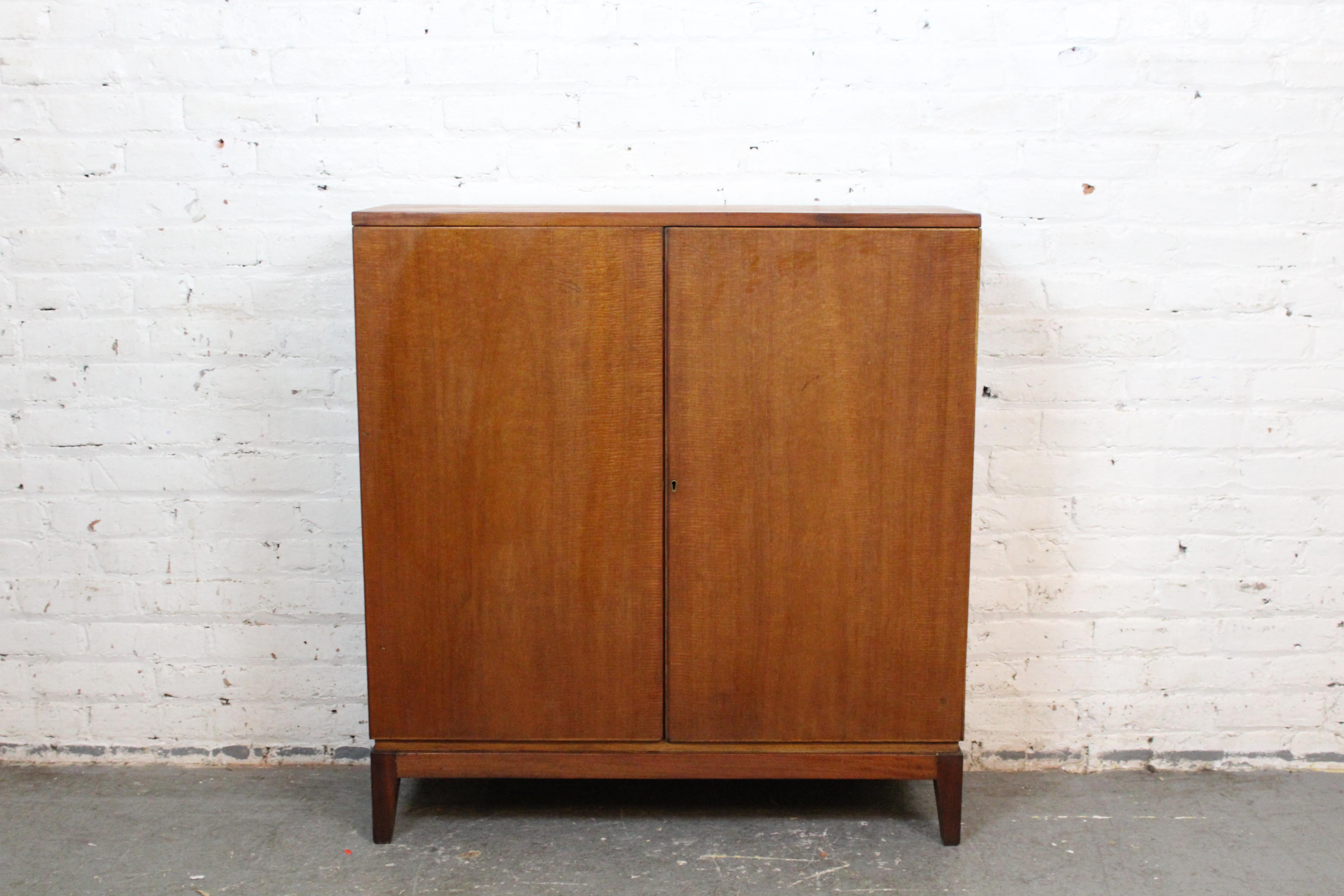 Mid-Century Vintage Crown Estate Englisches Kabinett (Lackiert)