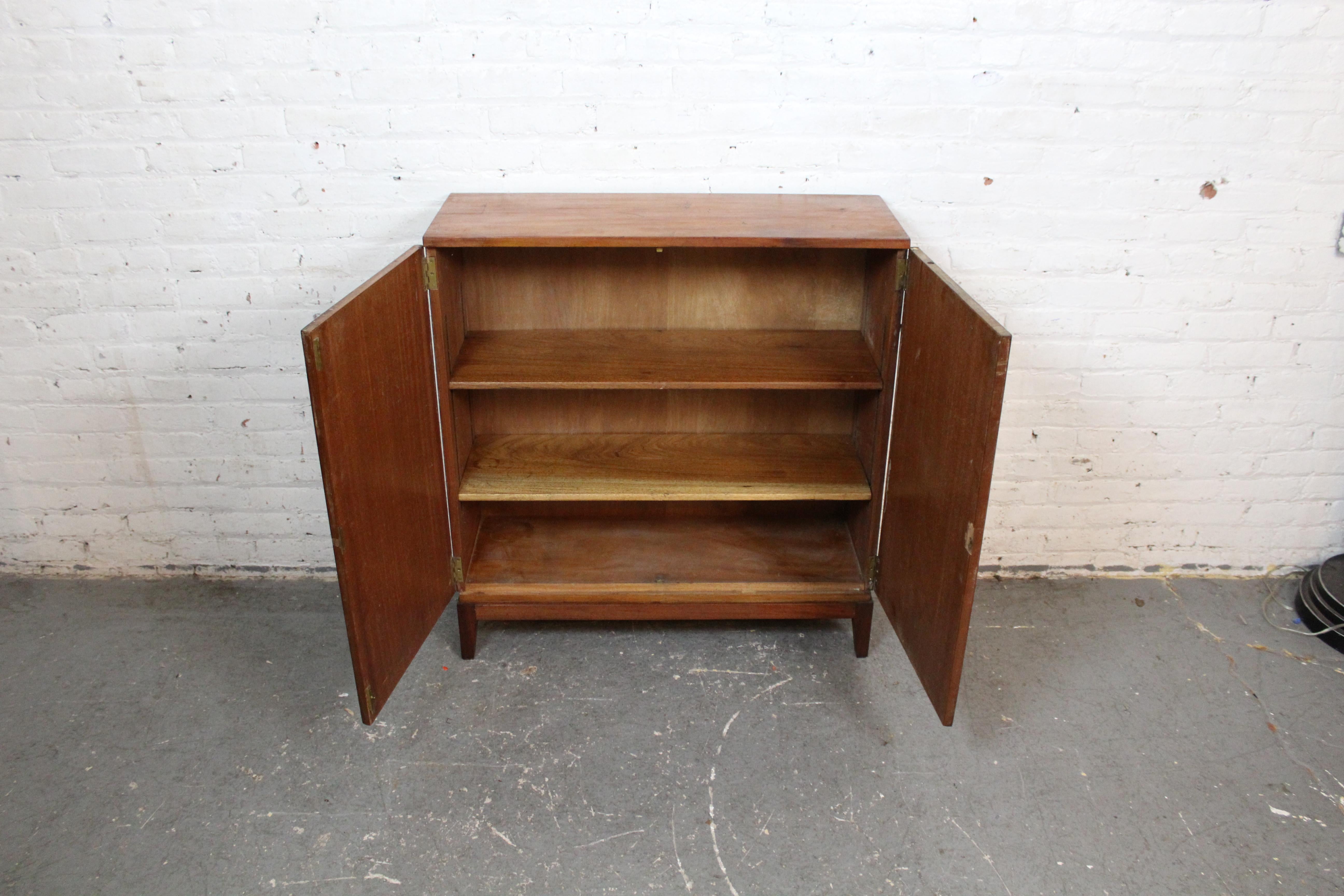Mid-Century Vintage Crown Estate Englisches Kabinett im Zustand „Gut“ in Brooklyn, NY
