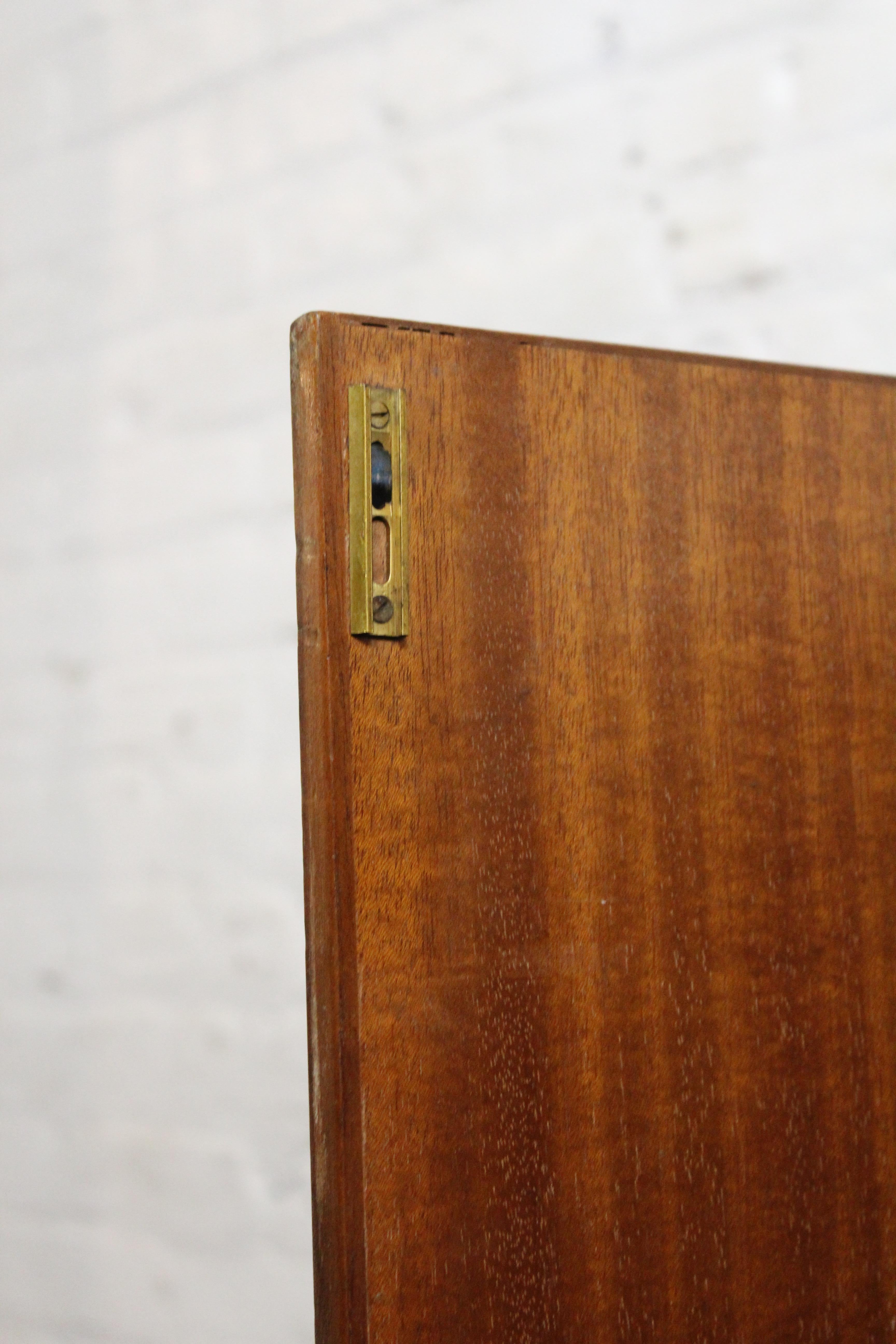 Mid-Century Vintage Crown Estate Englisches Kabinett (Messing)