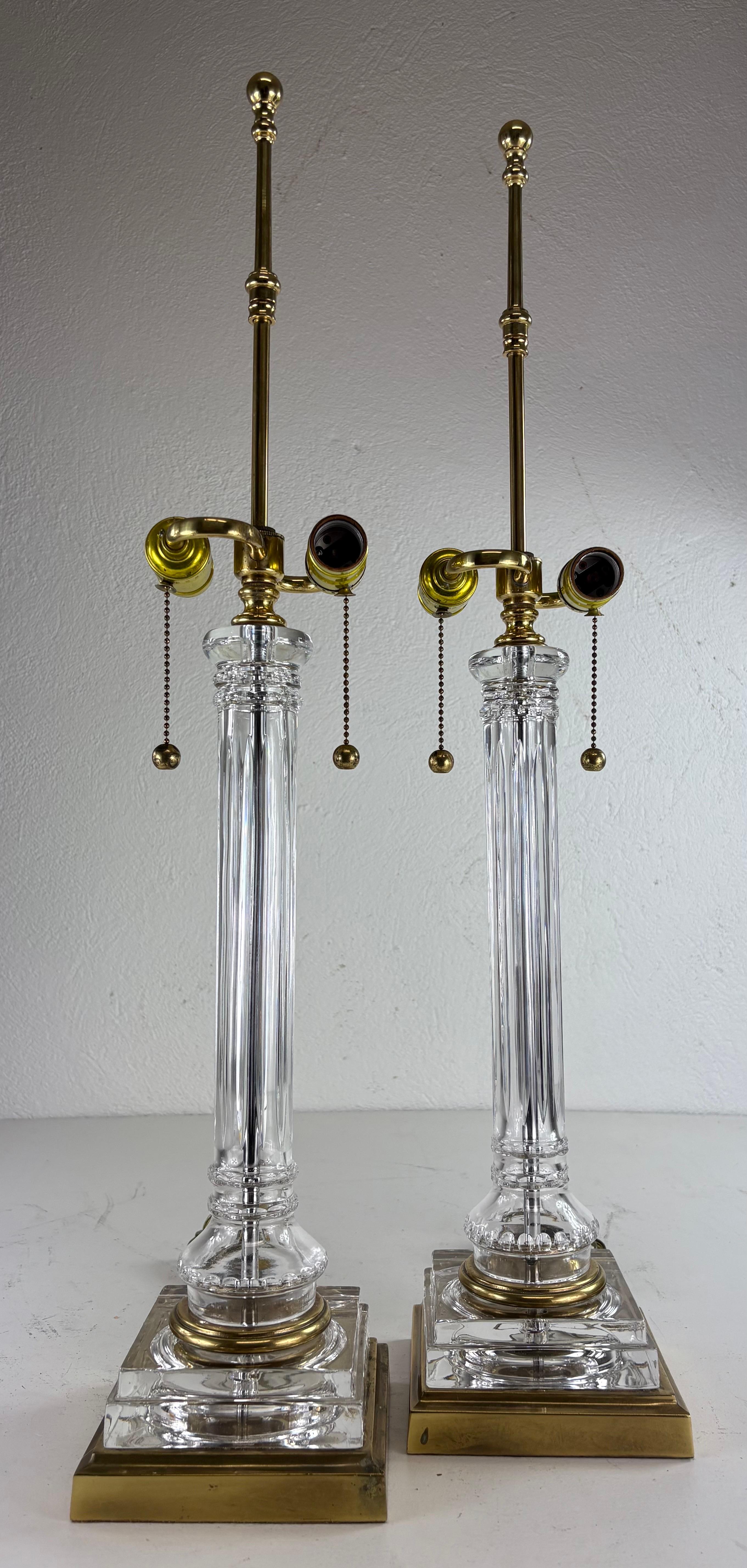 Lámparas de sobremesa clásicas de columna de latón y cristal tallado vintage de mediados de siglo/un par en venta 5