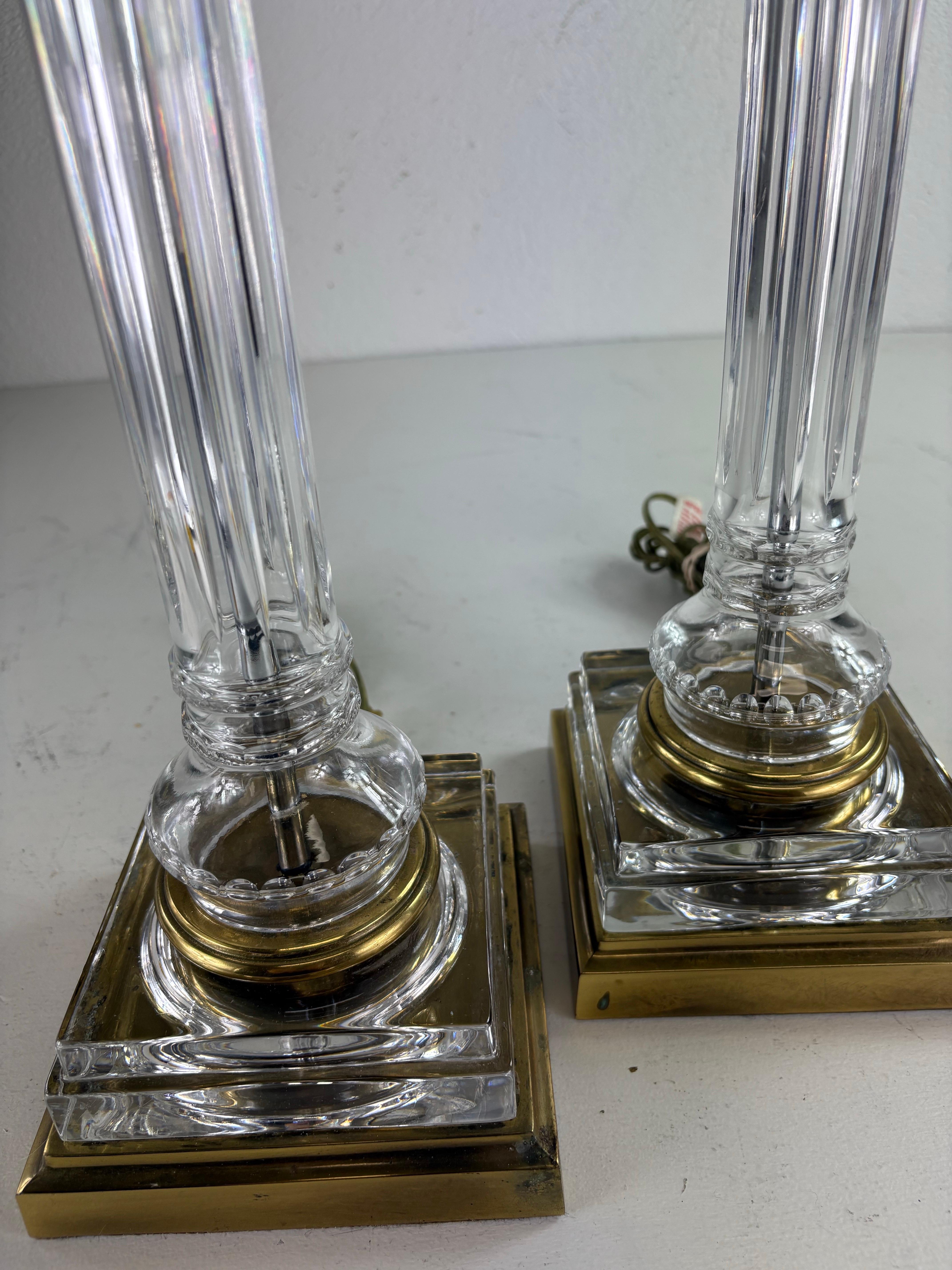 Se trata de un par de lámparas de sobremesa vintage de mediados de siglo de columna de latón y cristal tallado. Este cristal tallado macizo tiene forma de columna clásica con base de latón . Las lámparas tienen un aparato en forma de S para dos