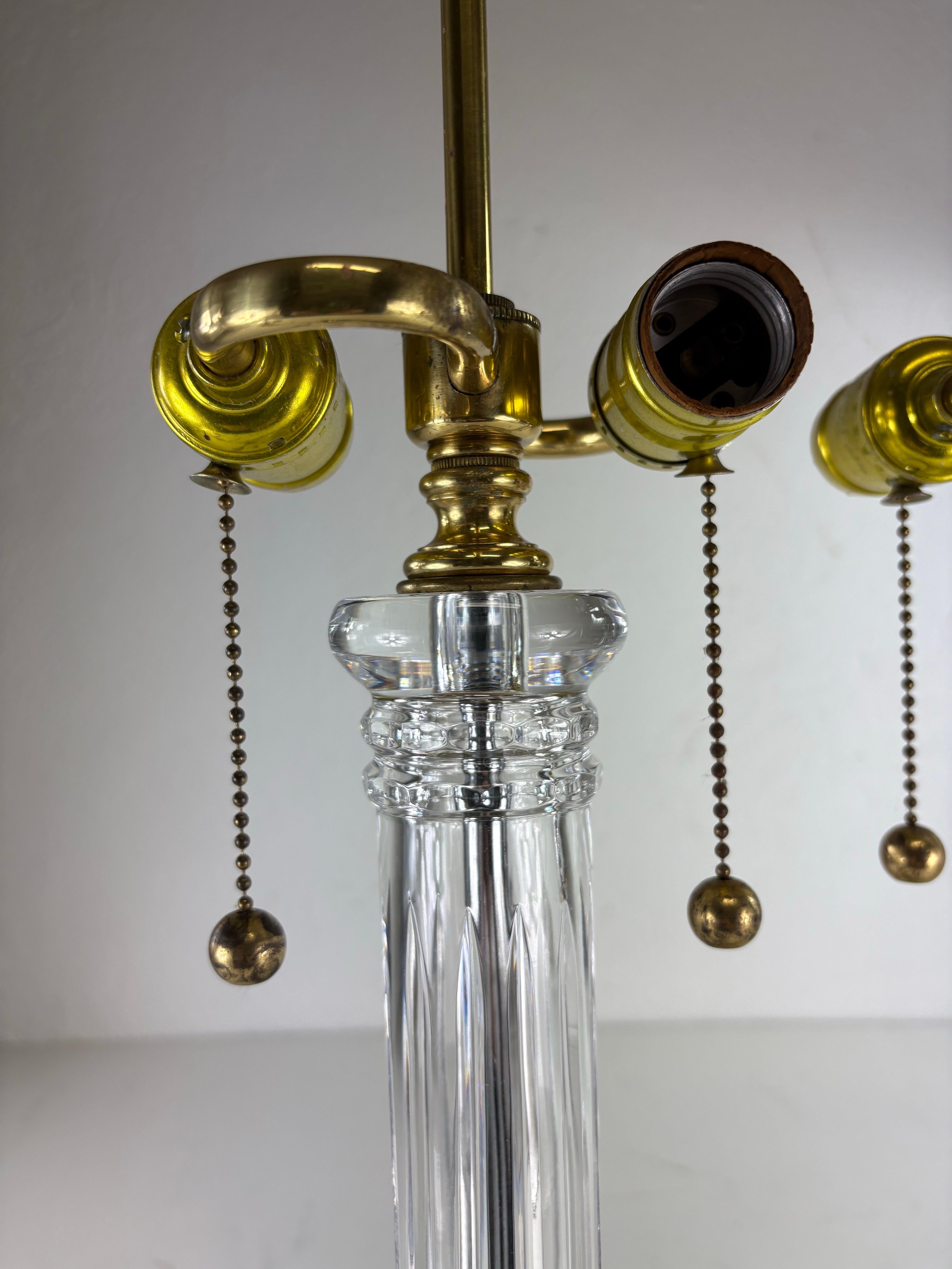 Lámparas de sobremesa clásicas de columna de latón y cristal tallado vintage de mediados de siglo/un par en Bueno estado para la venta en Allentown, PA