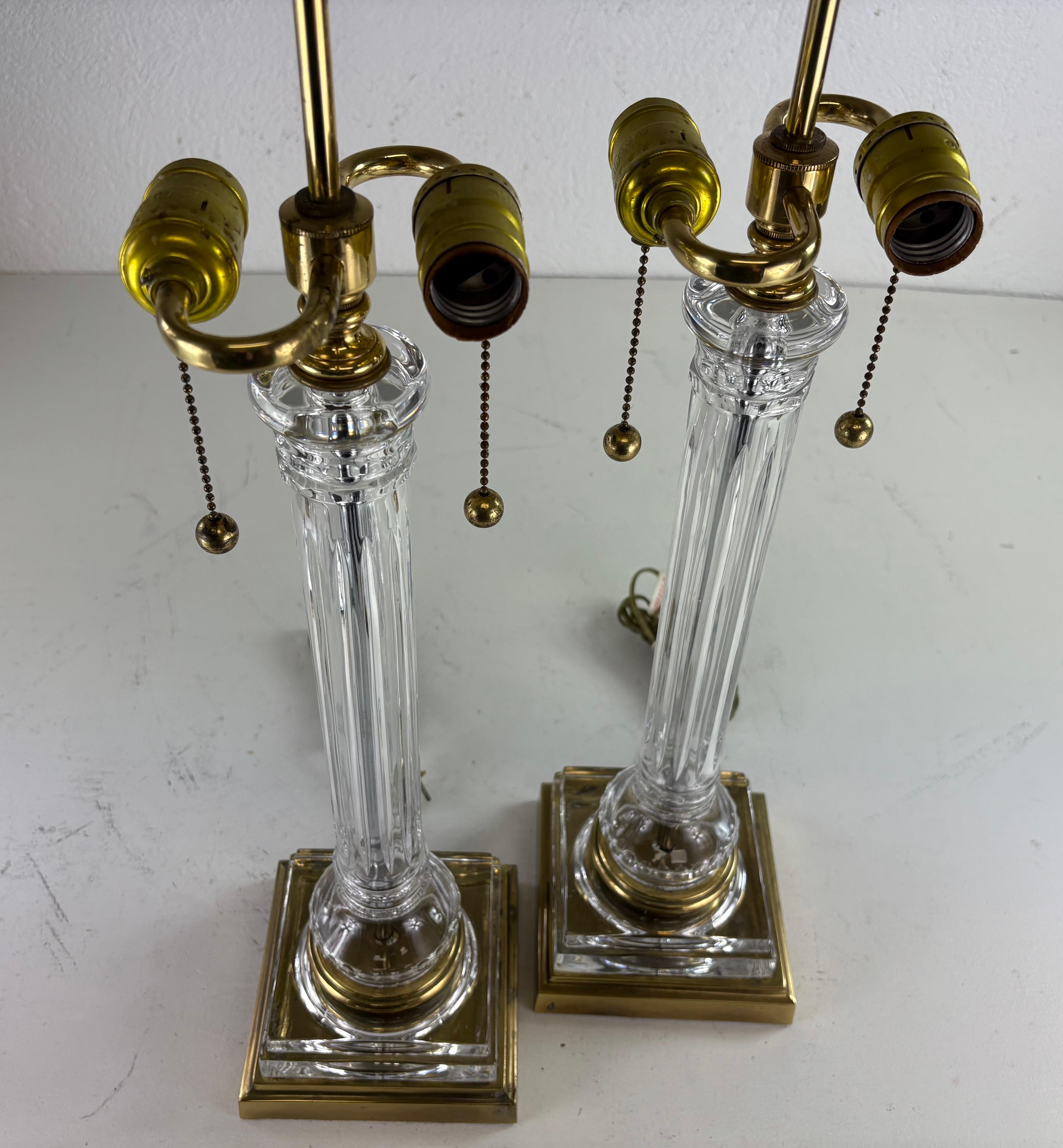 Lámparas de sobremesa clásicas de columna de latón y cristal tallado vintage de mediados de siglo/un par finales del siglo XX en venta