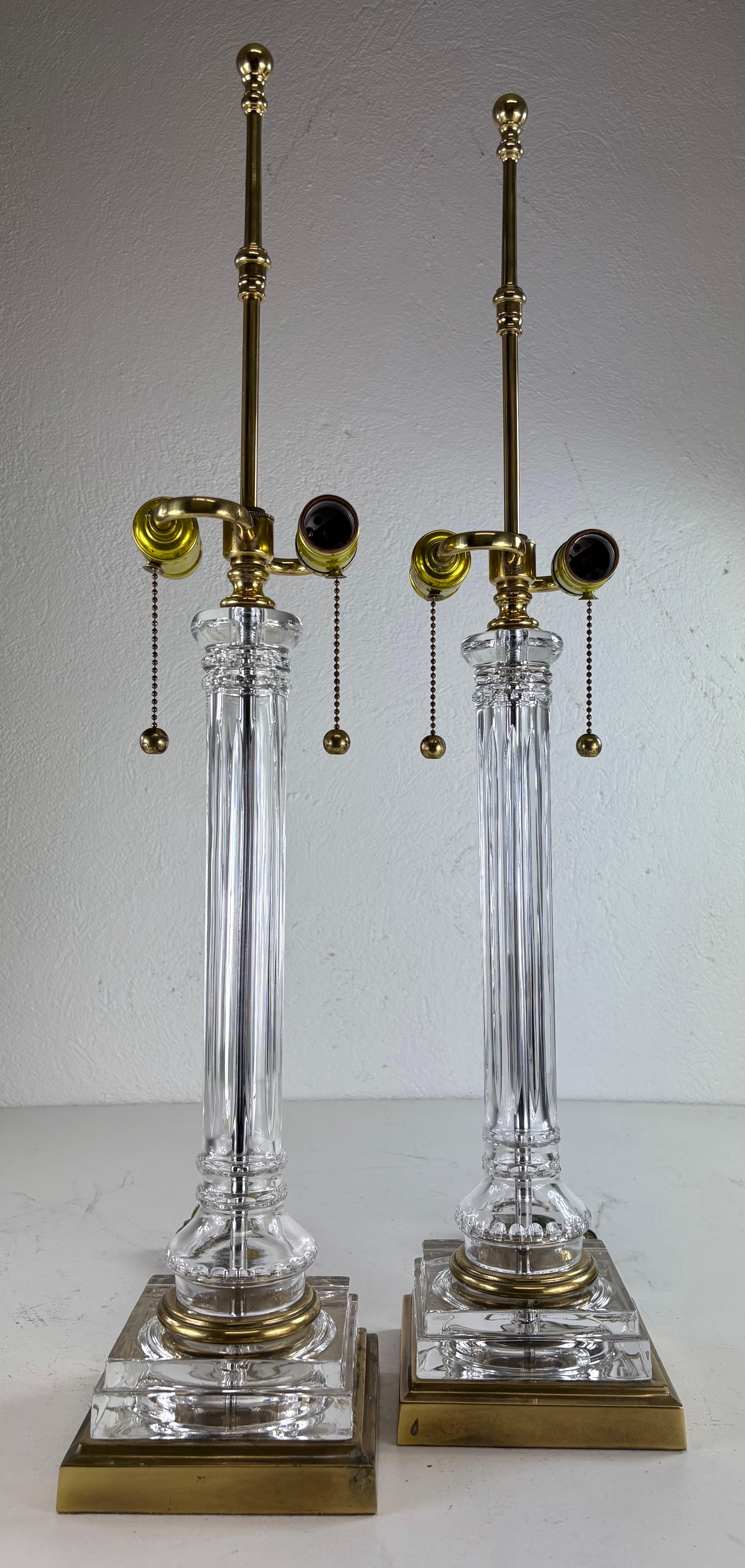 Lámparas de sobremesa clásicas de columna de latón y cristal tallado vintage de mediados de siglo/un par Vidrio cortado en venta