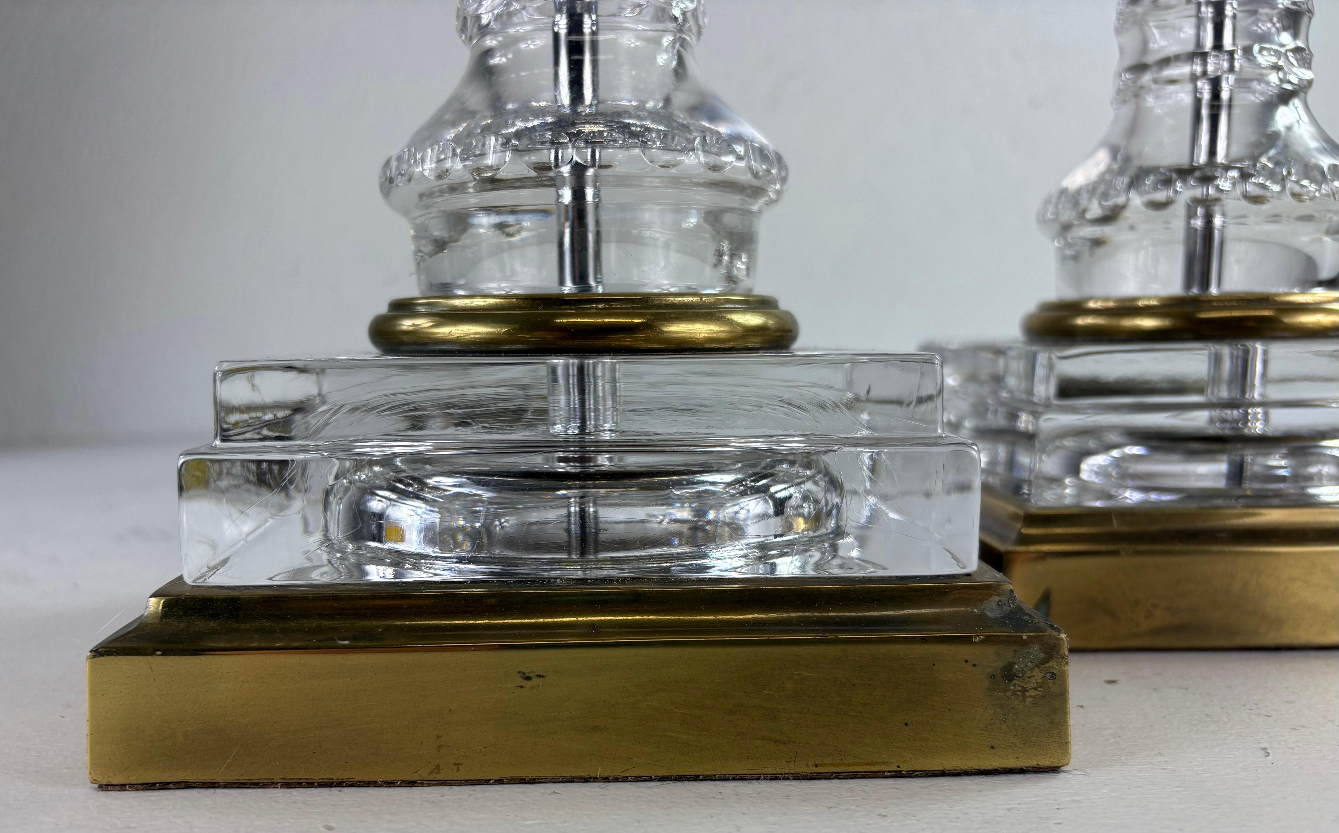 Lámparas de sobremesa clásicas de columna de latón y cristal tallado vintage de mediados de siglo/un par en venta 1