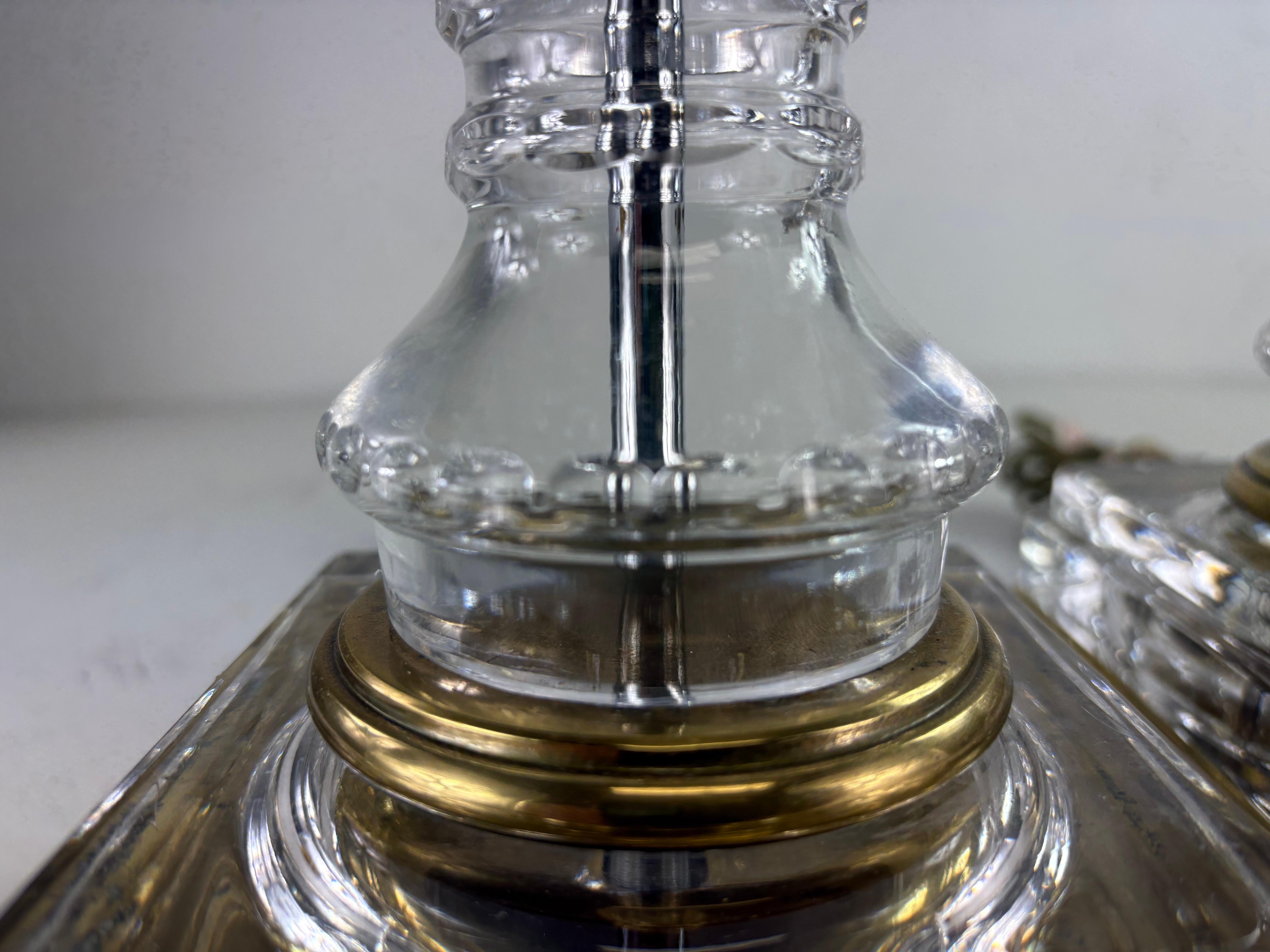 Lámparas de sobremesa clásicas de columna de latón y cristal tallado vintage de mediados de siglo/un par en venta 2