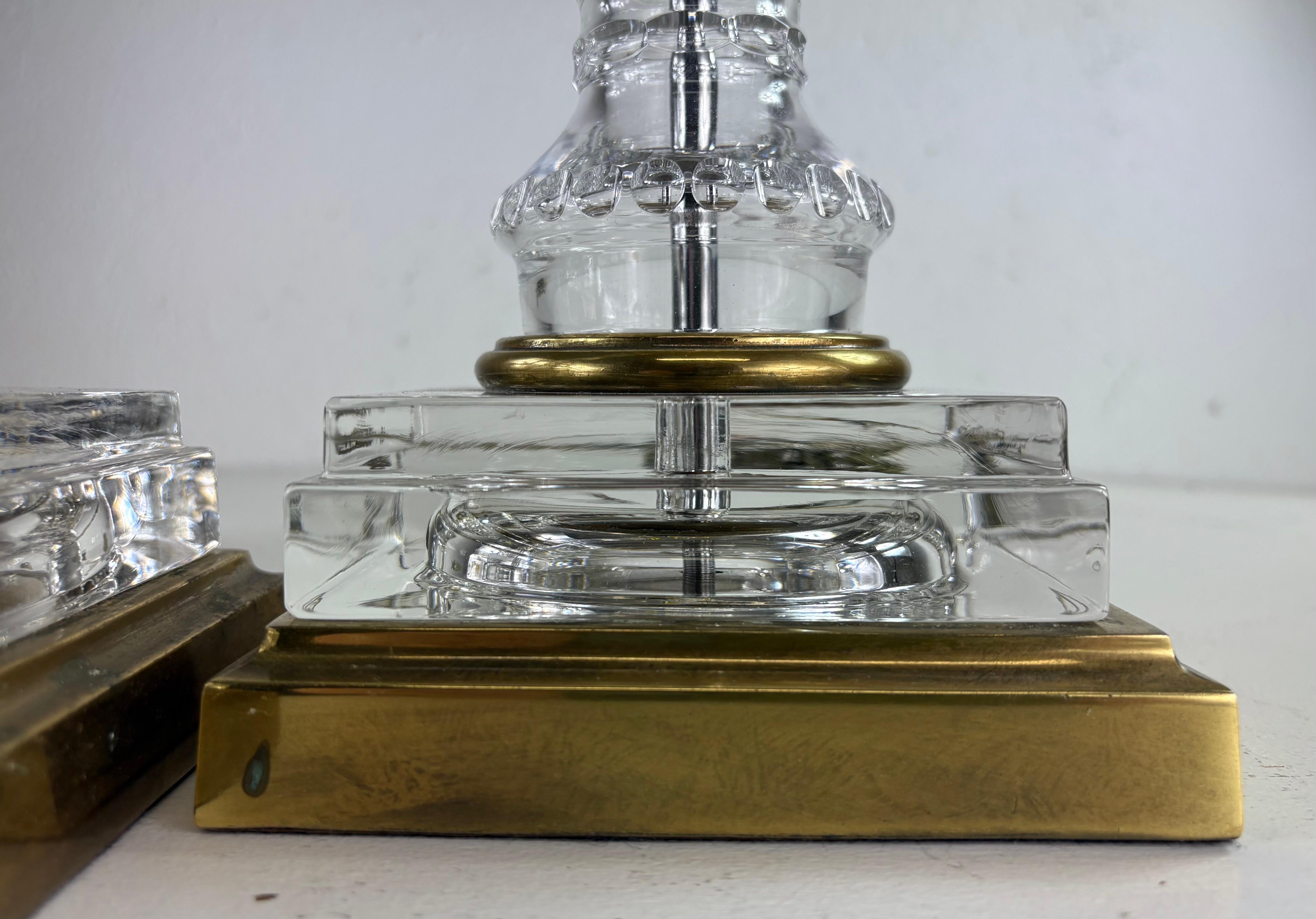 Lámparas de sobremesa clásicas de columna de latón y cristal tallado vintage de mediados de siglo/un par en venta 3