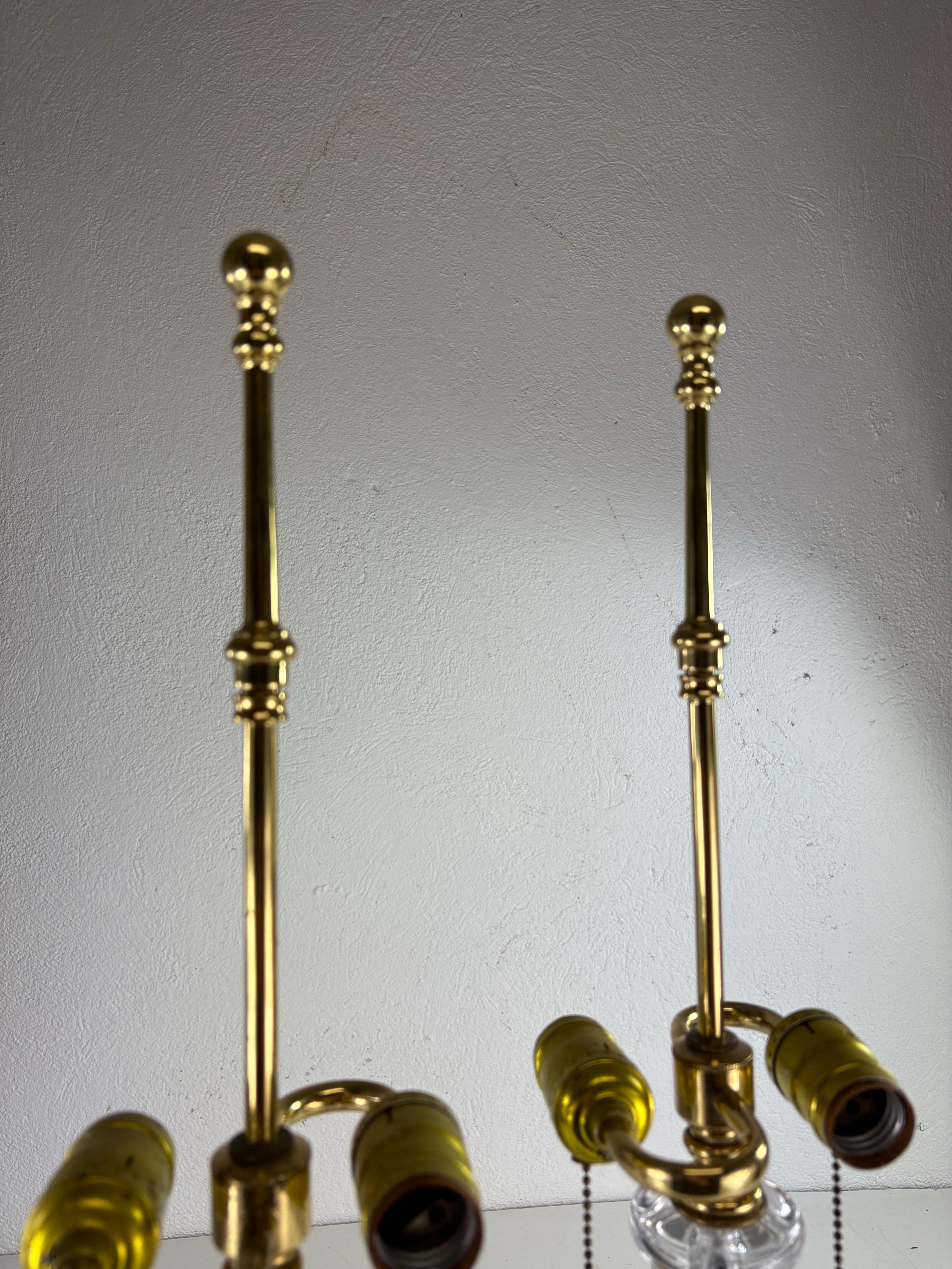 Lámparas de sobremesa clásicas de columna de latón y cristal tallado vintage de mediados de siglo/un par en venta 4