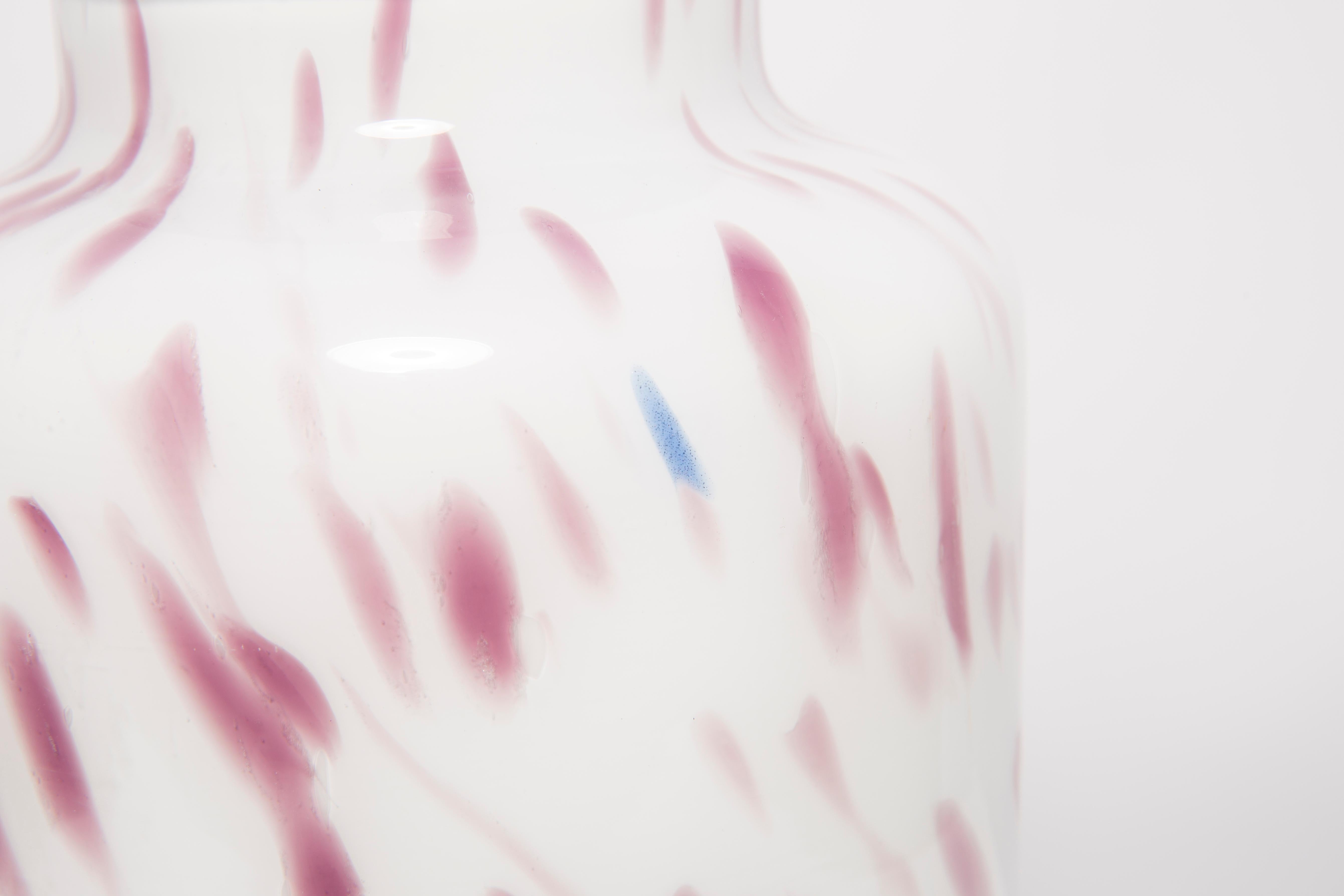 Mid-Century Modern Vase en verre de Murano blanc et violet d' Dalmatie mi-siècle, Italie, années 2000 en vente