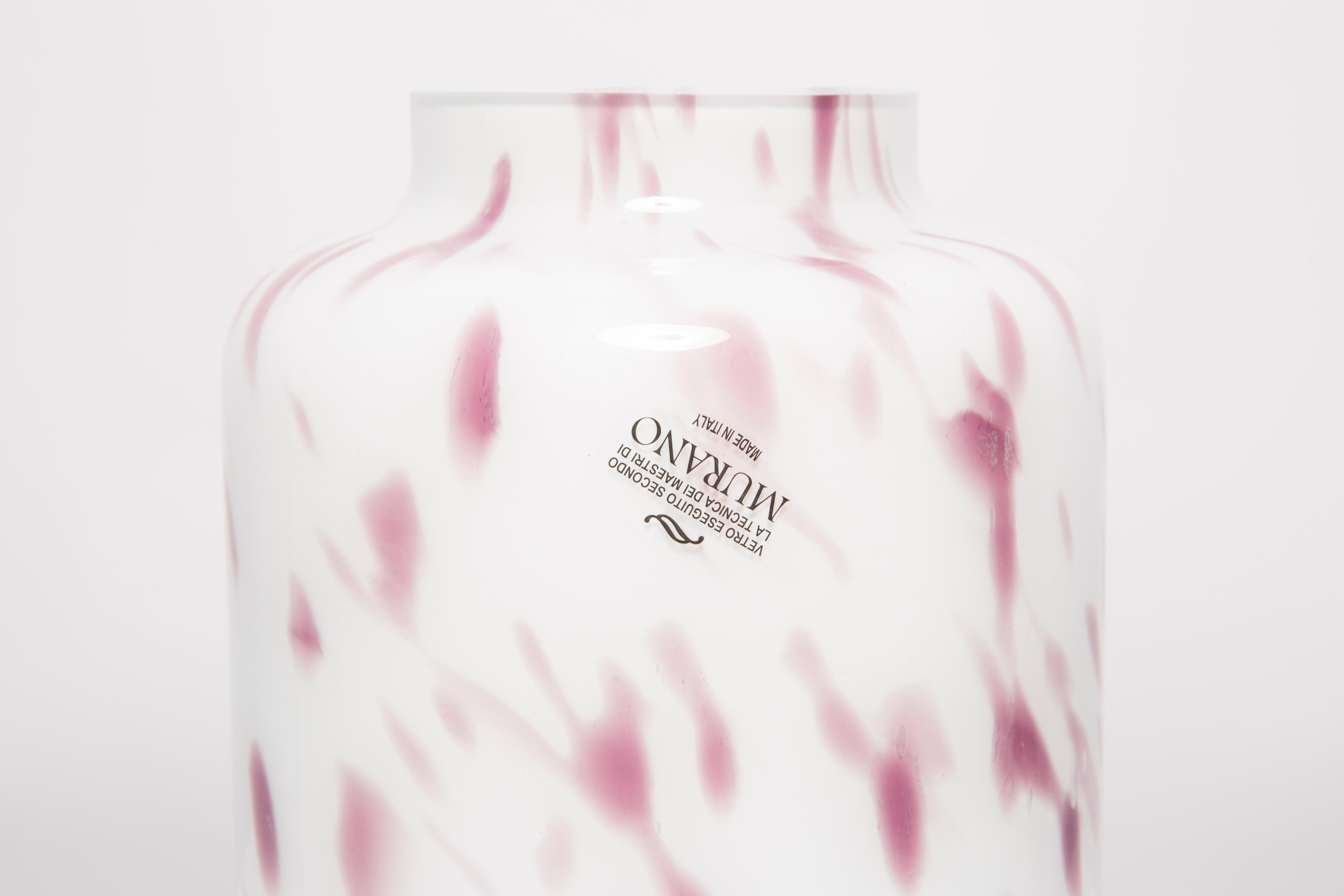 Vase en verre de Murano blanc et violet d' Dalmatie mi-siècle, Italie, années 2000 Excellent état - En vente à 05-080 Hornowek, PL