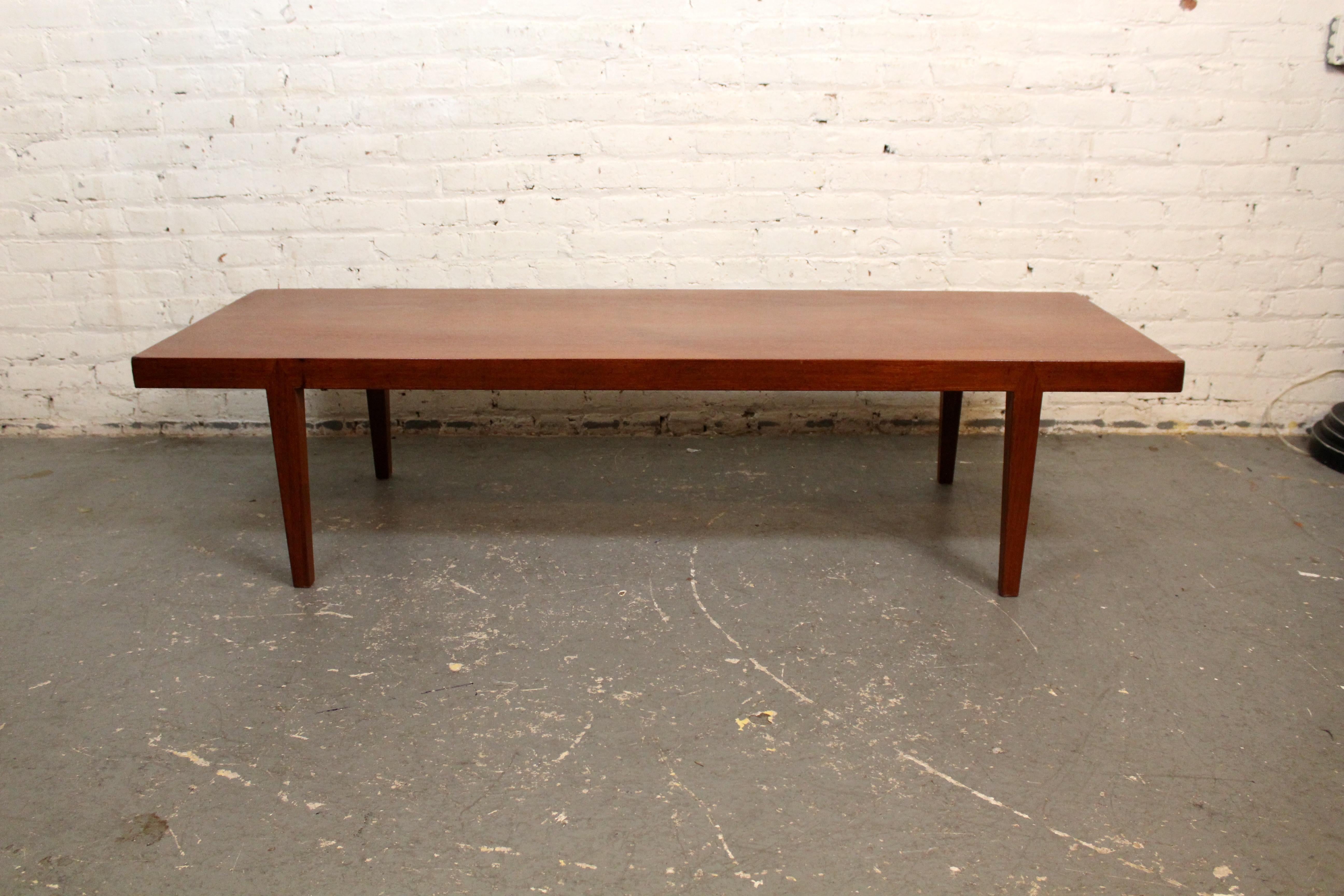 Mid-Century Vintage Danish Modern Teak Couchtisch (Moderne der Mitte des Jahrhunderts) im Angebot