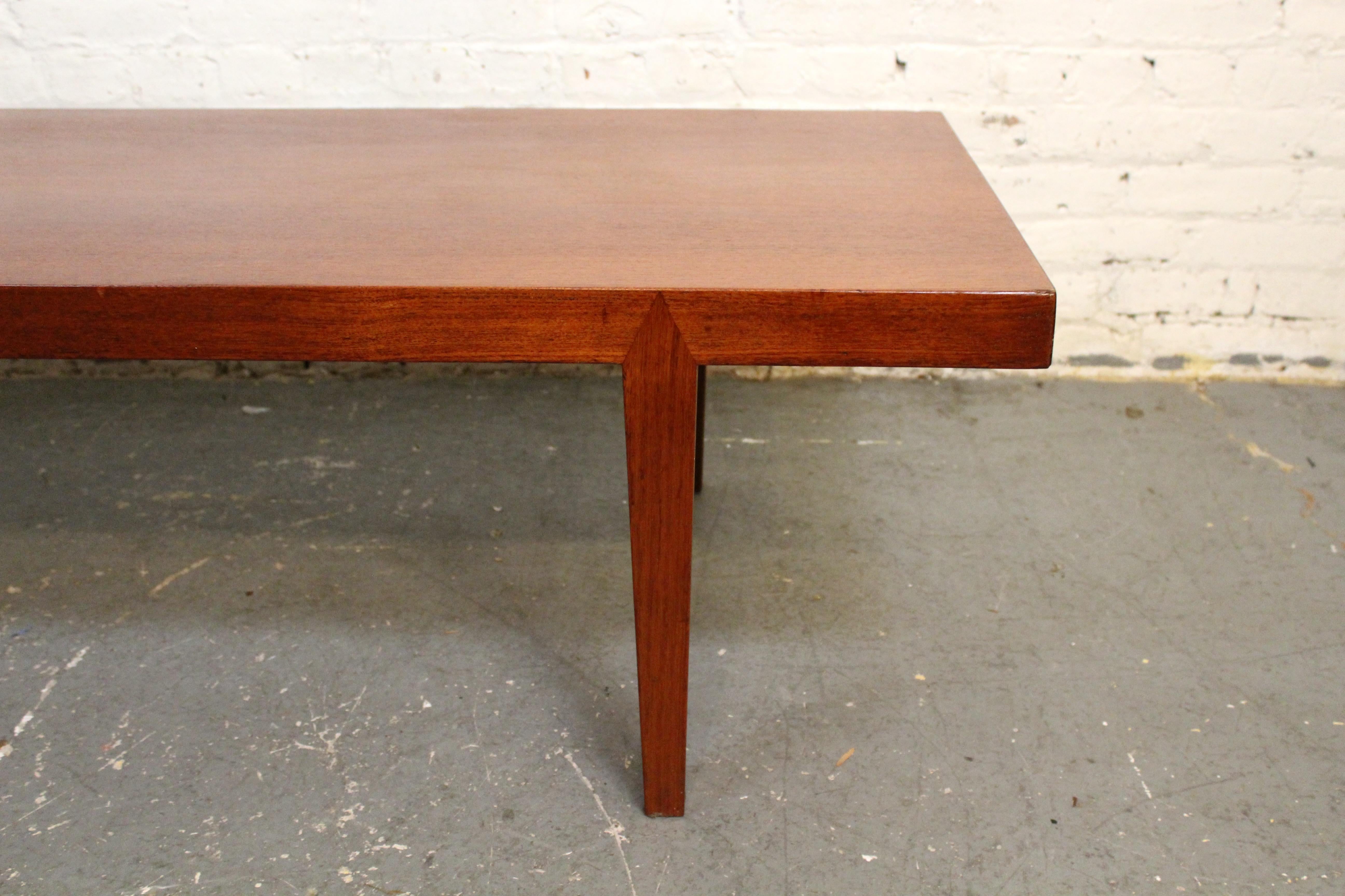 Mid-Century Vintage Danish Modern Teak Couchtisch (Dänisch) im Angebot