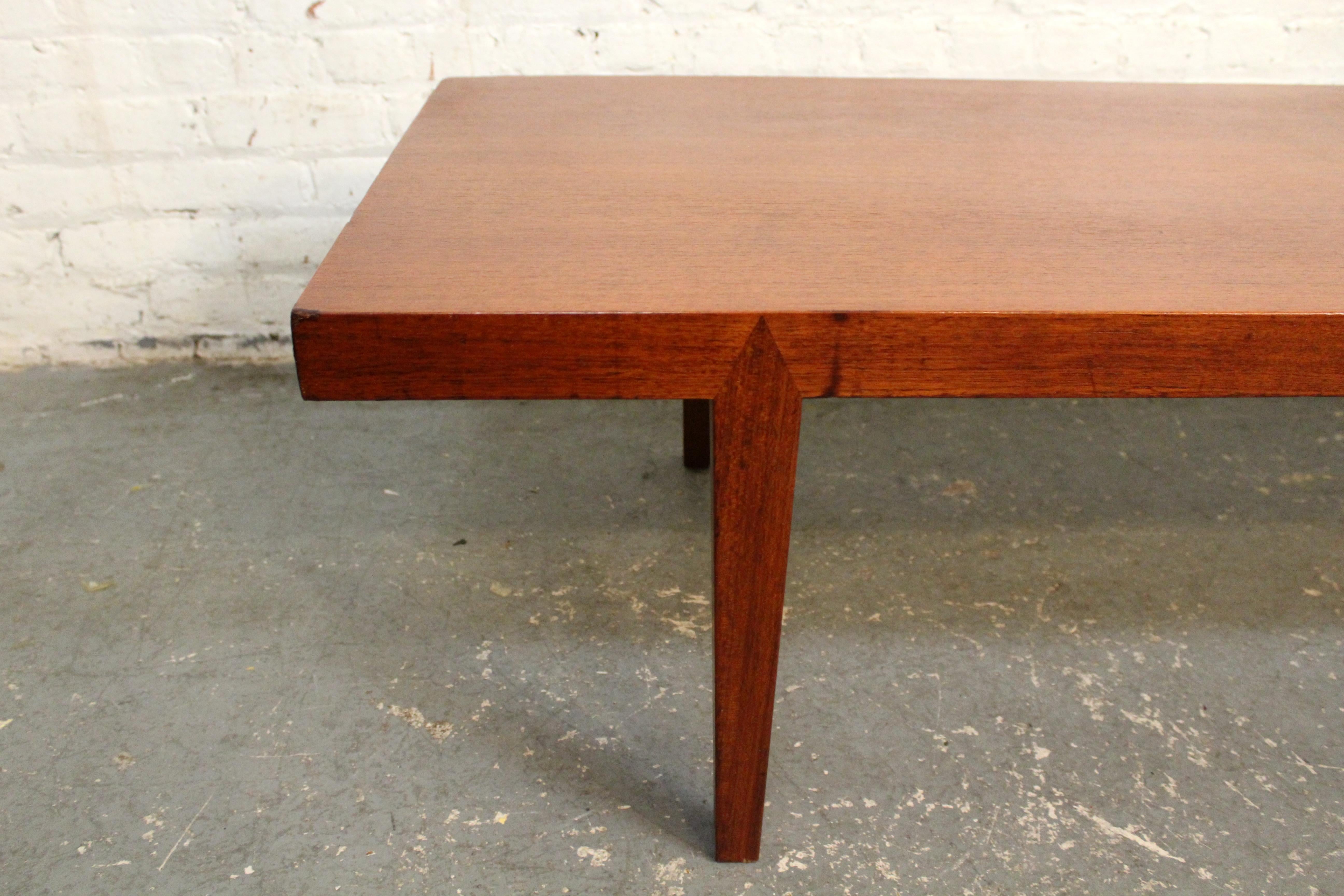 Mid-Century Vintage Danish Modern Teak Couchtisch im Zustand „Gut“ im Angebot in Brooklyn, NY