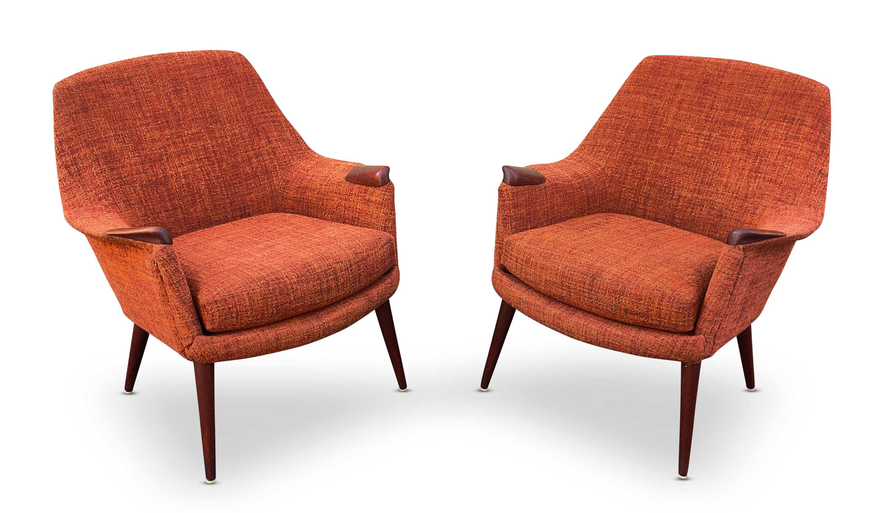 Mid Century Vintage Danish Pair Lounge Club Chairs Teak Orange Upholstery        In Good Condition In Philadelphia, PA