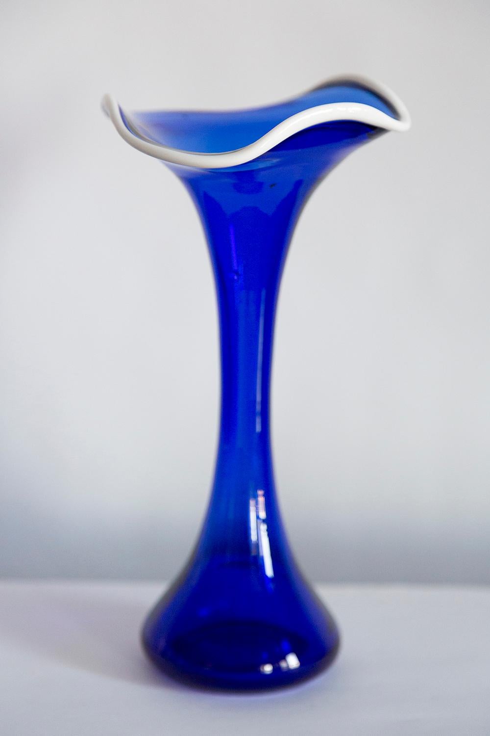 Mid Century Vintage Dark Blue and White Vase, Europe, 1980s In Good Condition For Sale In 05-080 Hornowek, PL