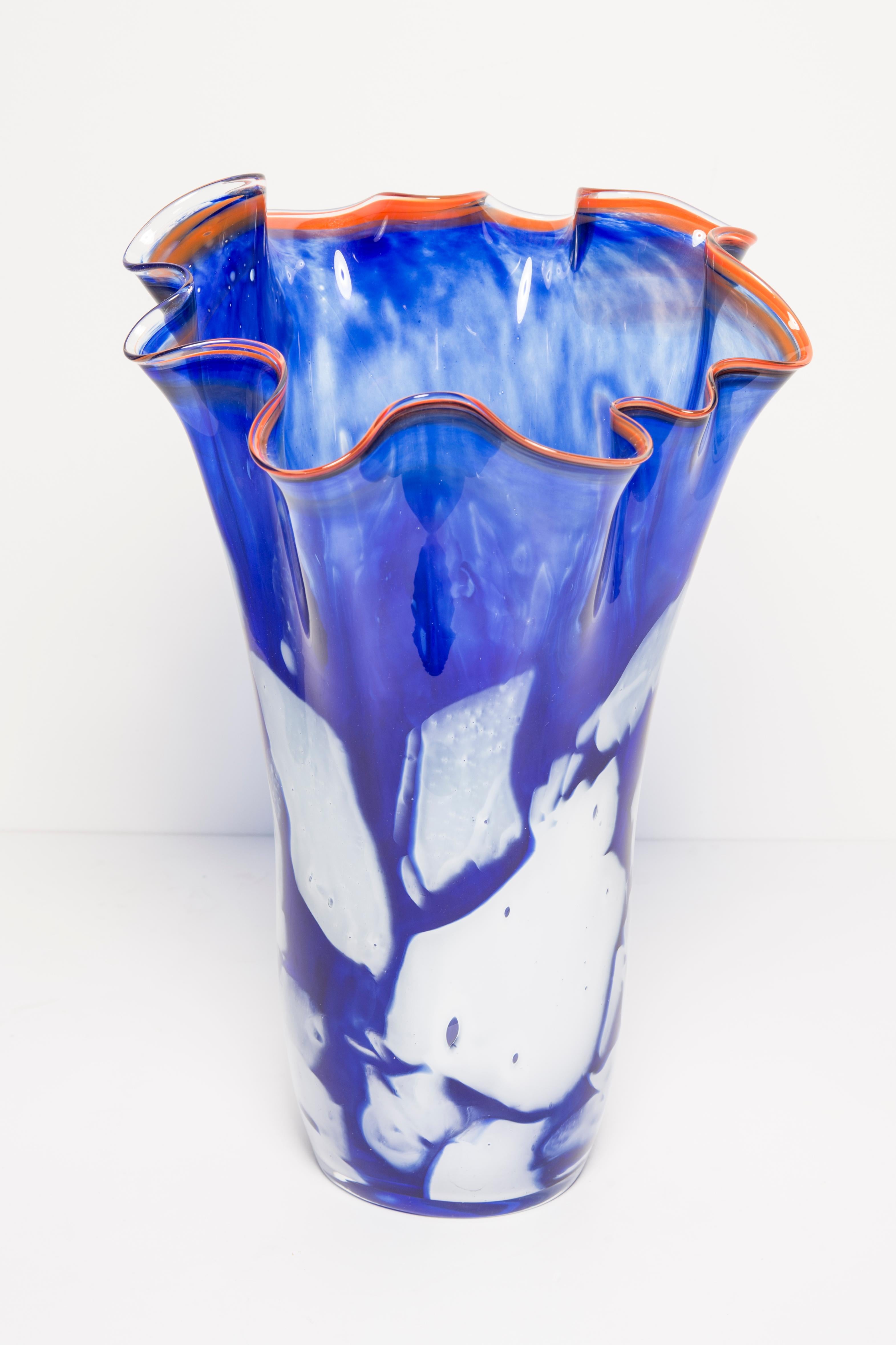 Vintage glass in very good condition. The vase looks like it has just been taken out of the box. No jags, defects etc. Only one unique piece. Murano glass.



