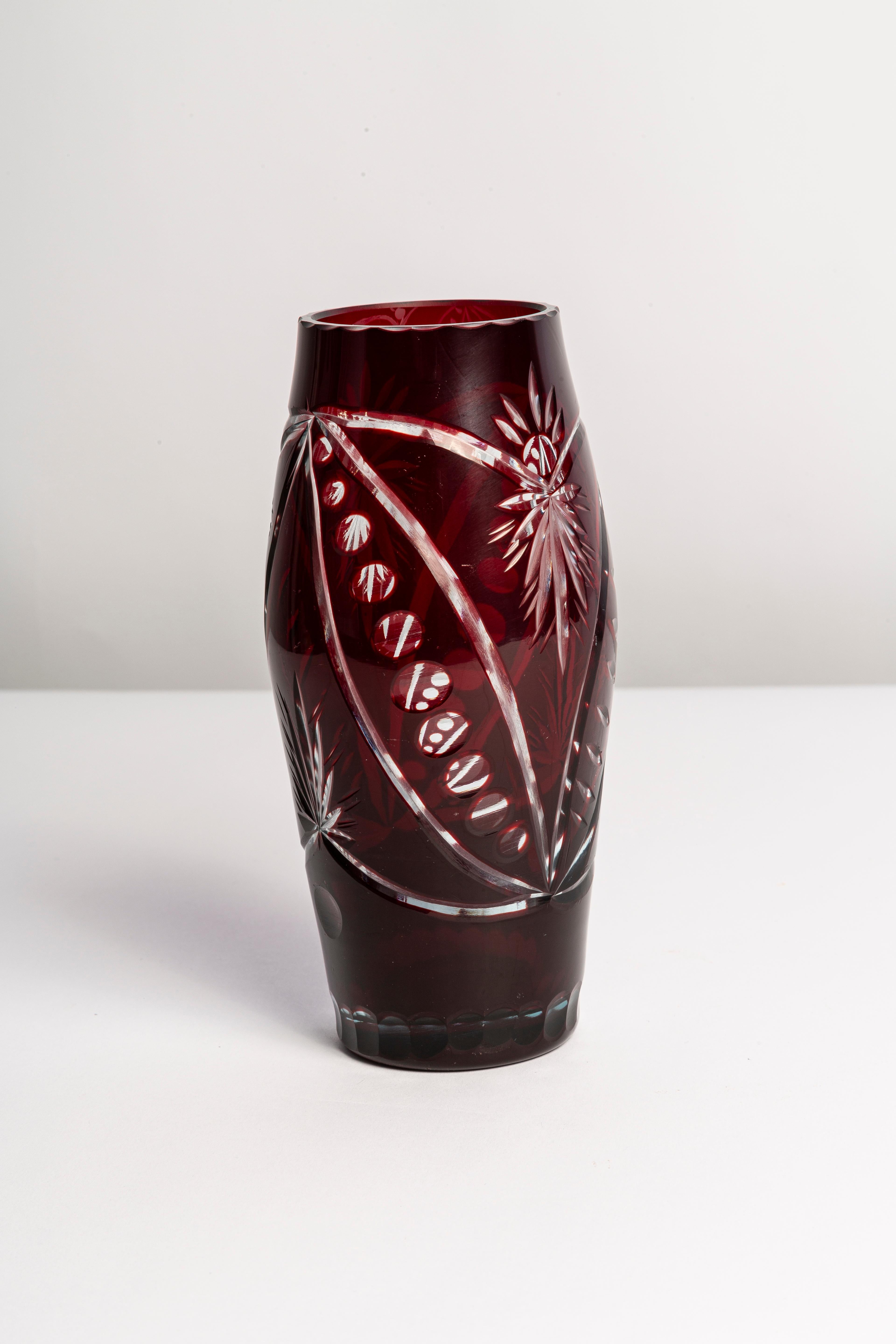 Mid Century Vintage Dark Red Small Crystal Glass Vase, Europe, 1960s In Good Condition For Sale In 05-080 Hornowek, PL