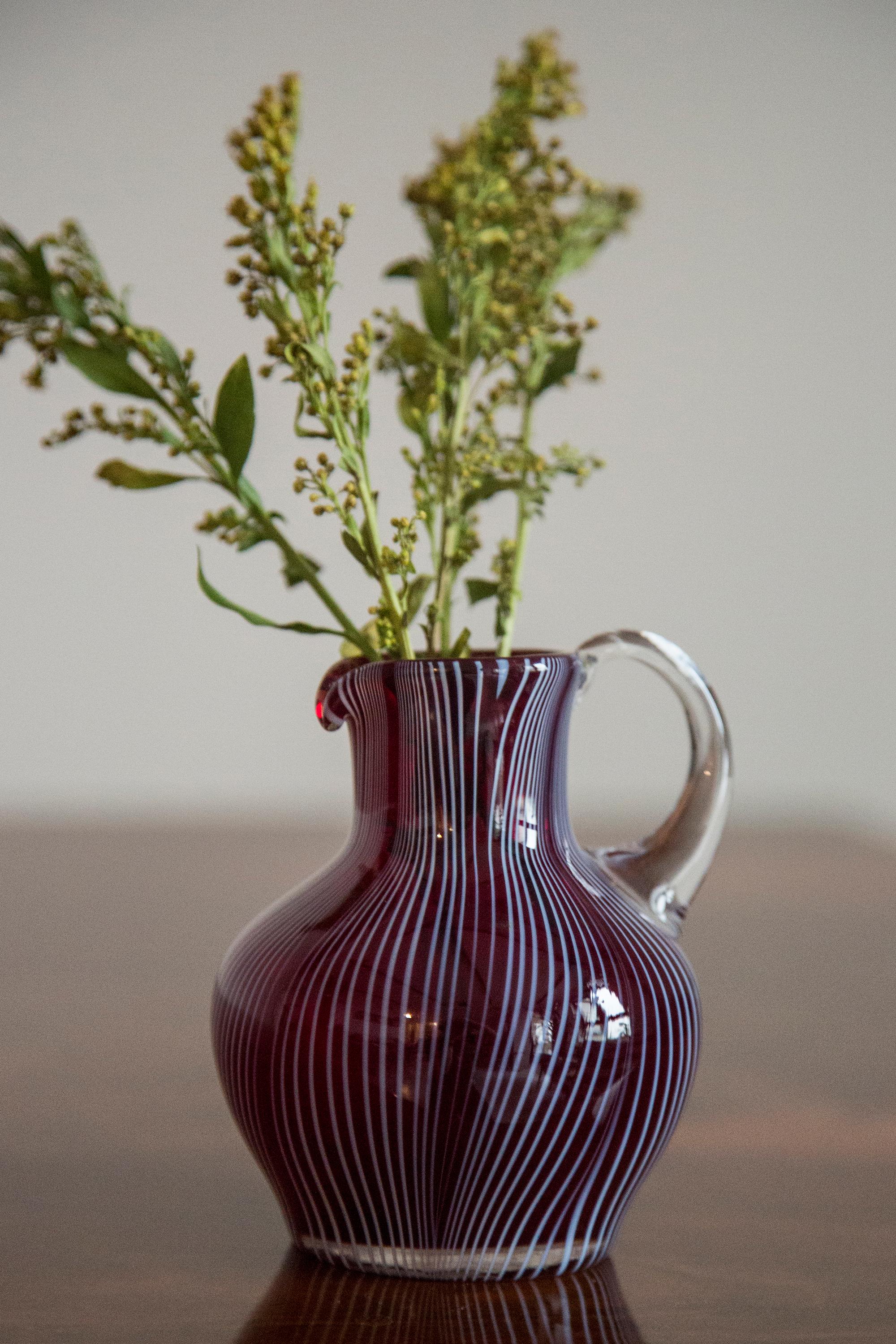 Mid-Century Modern Petit vase rouge foncé vintage du milieu du siècle, Europe, années 1960 en vente